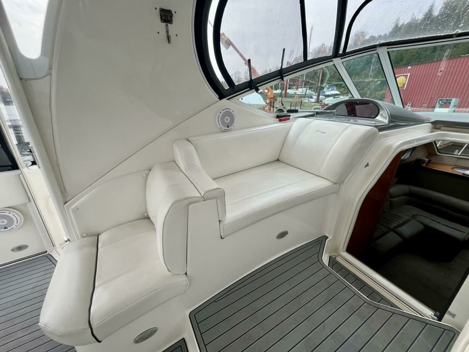 2005 Cruisers Yachts 405 Express Motor Yacht - Photo 18