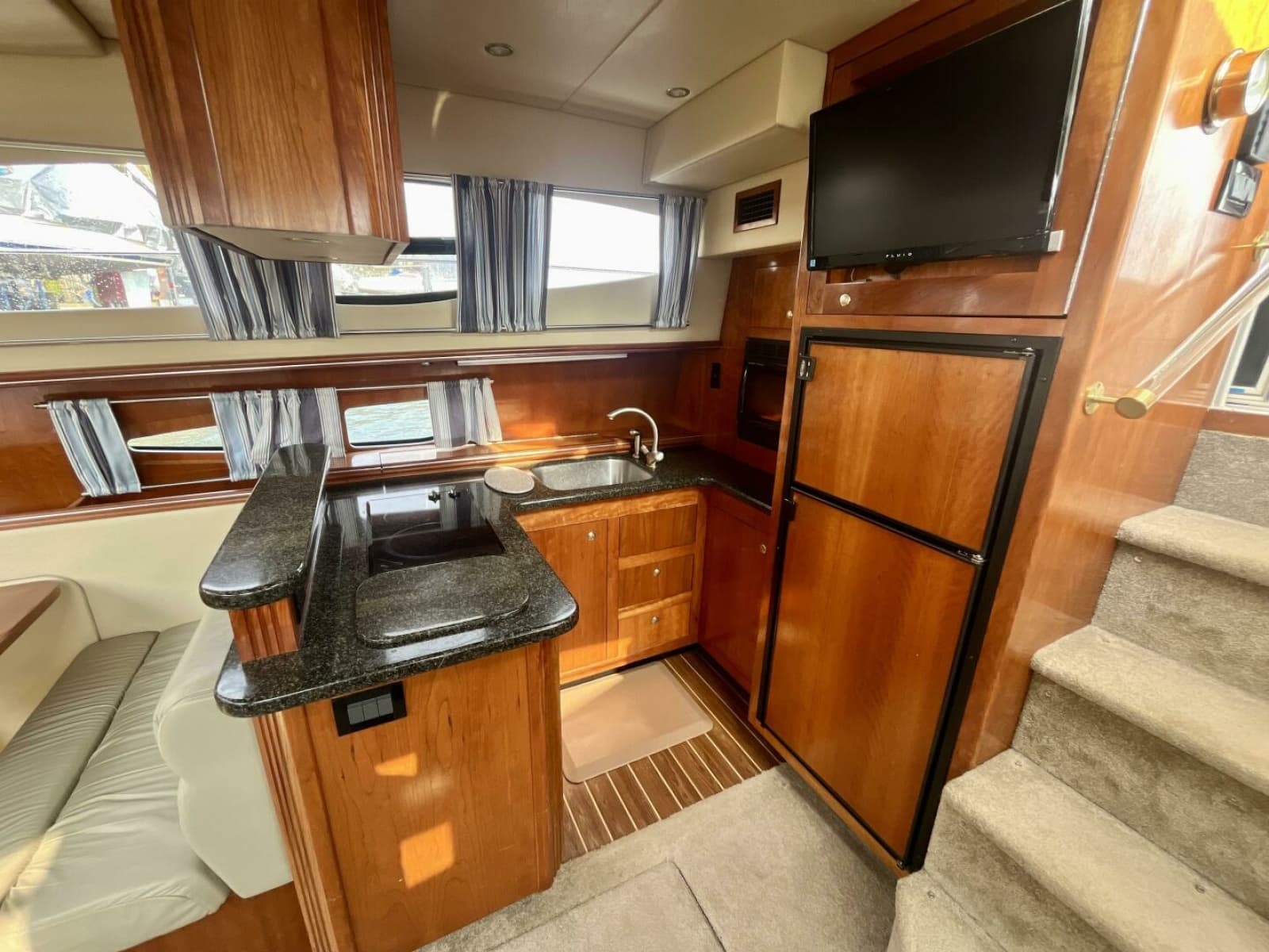 2005 Cruisers Yachts 405 Express Motor Yacht - Photo 29