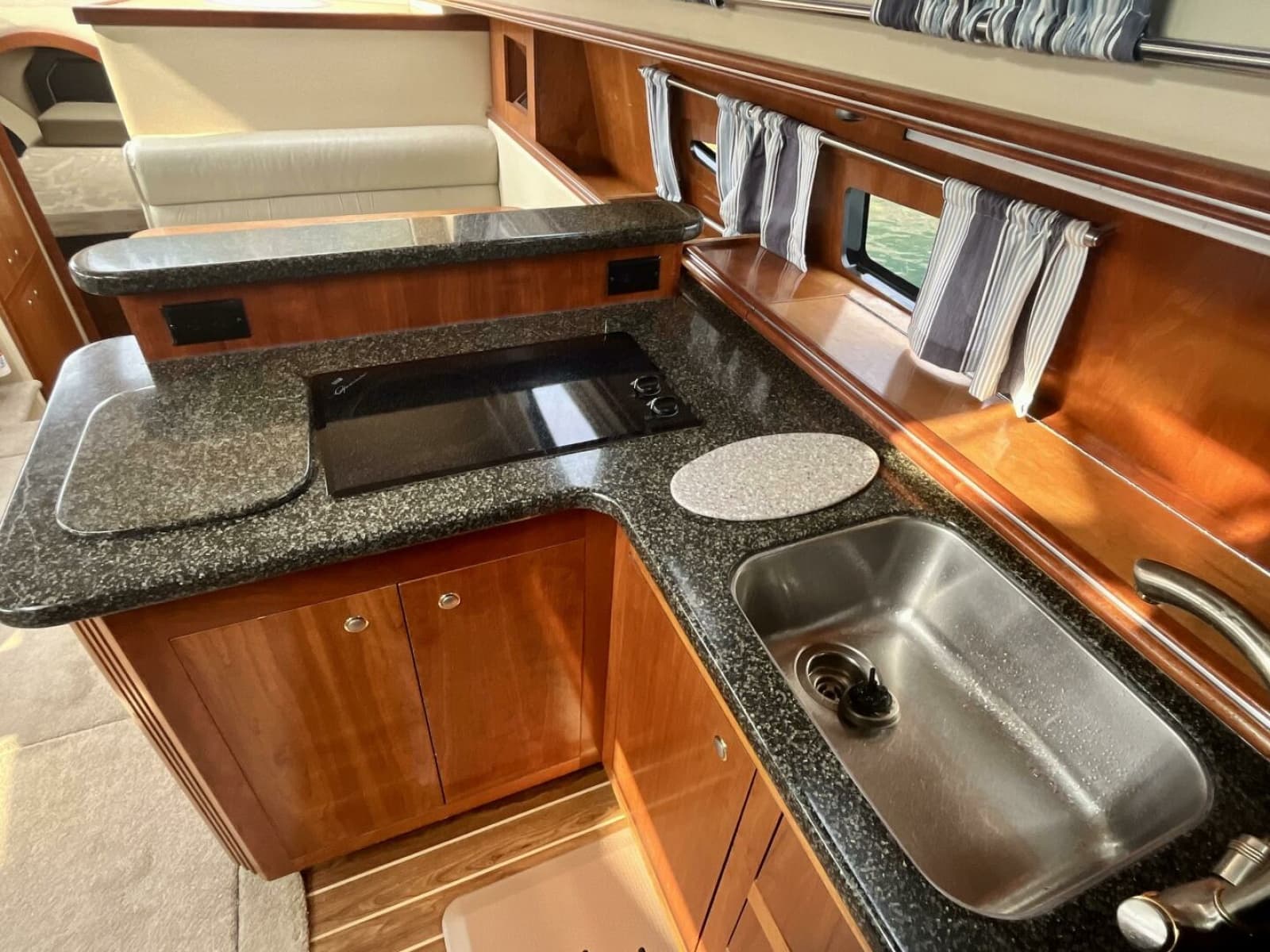 2005 Cruisers Yachts 405 Express Motor Yacht - Photo 30