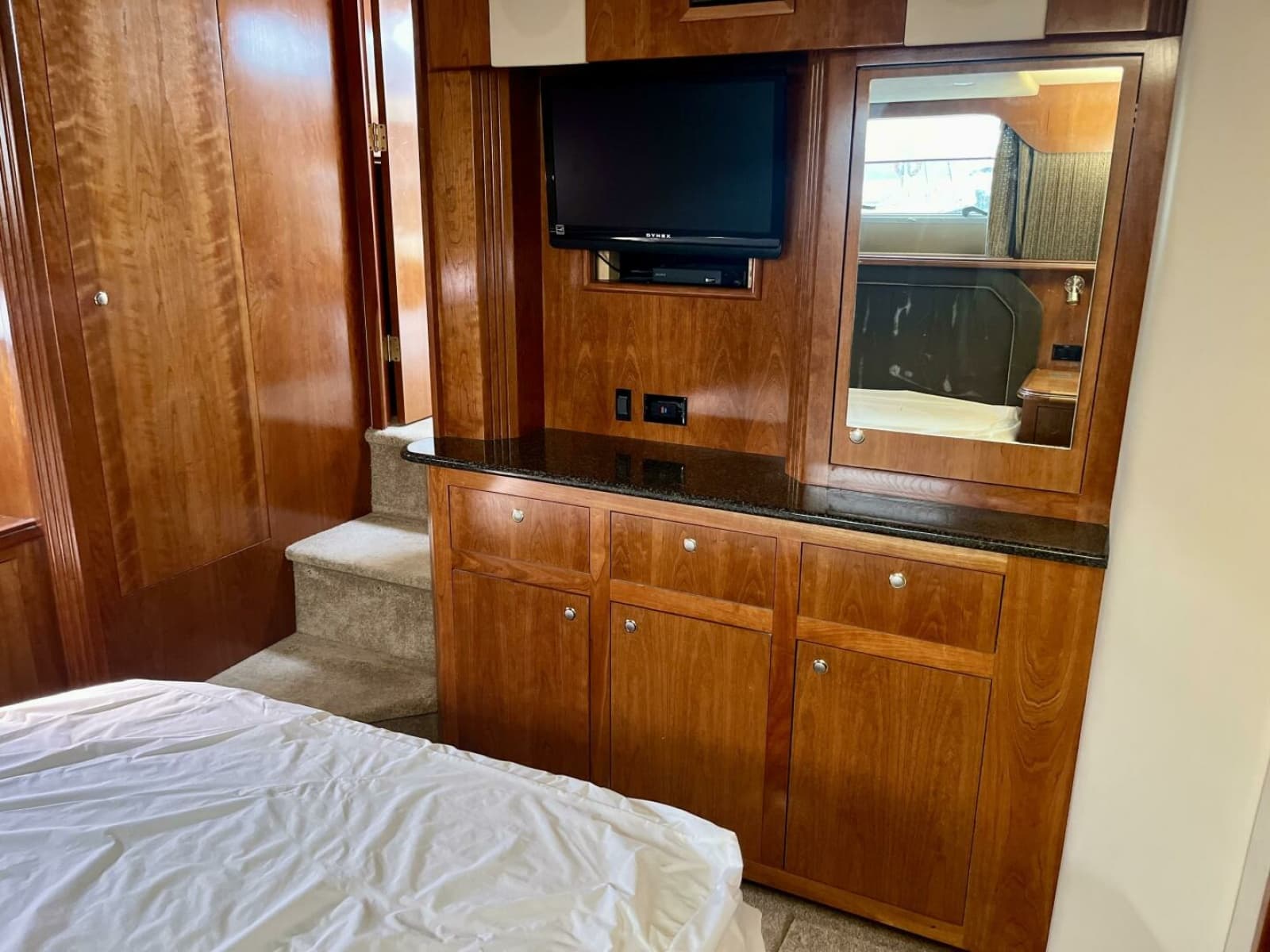 2005 Cruisers Yachts 405 Express Motor Yacht - Photo 43