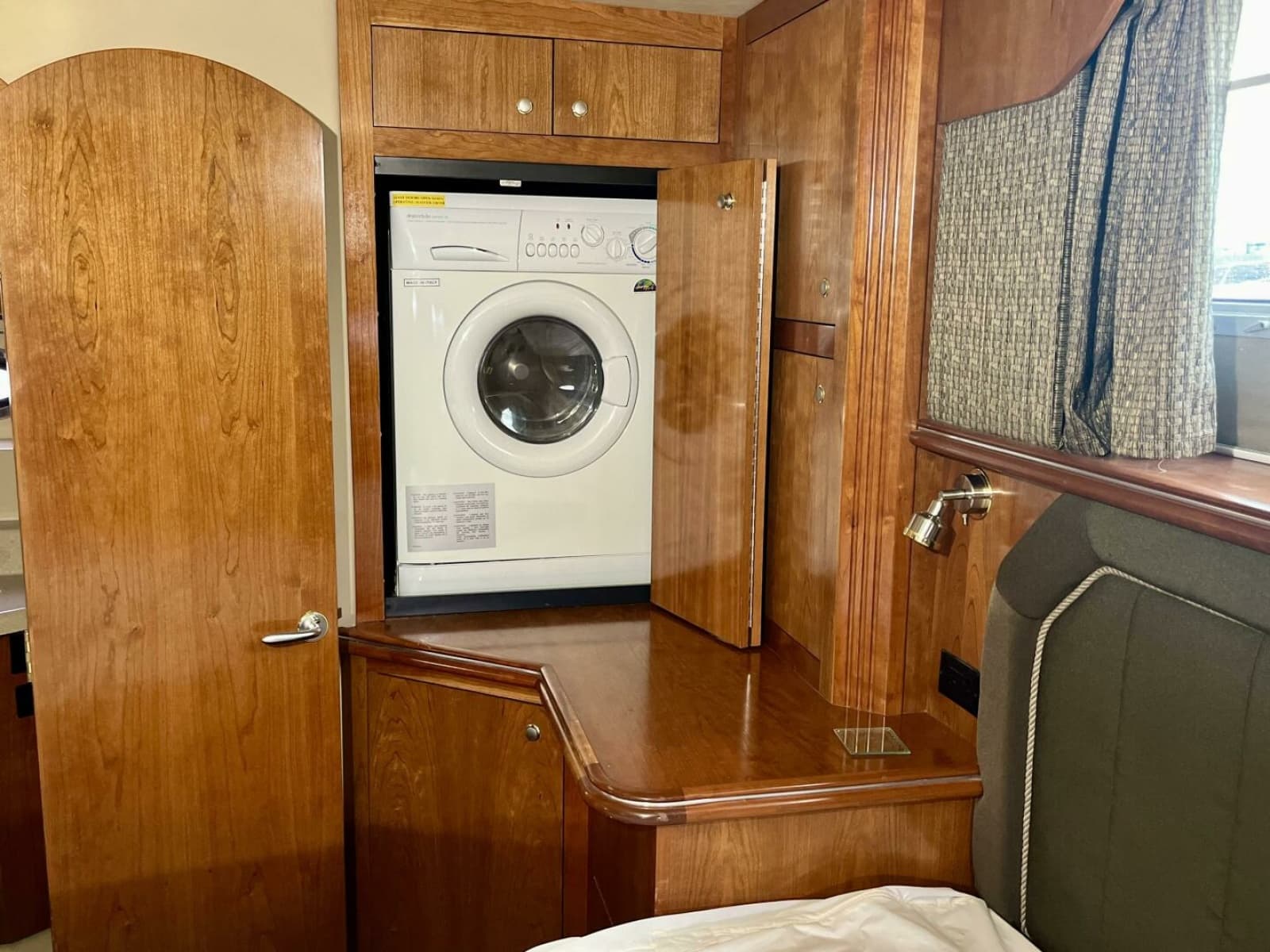 2005 Cruisers Yachts 405 Express Motor Yacht - Photo 44