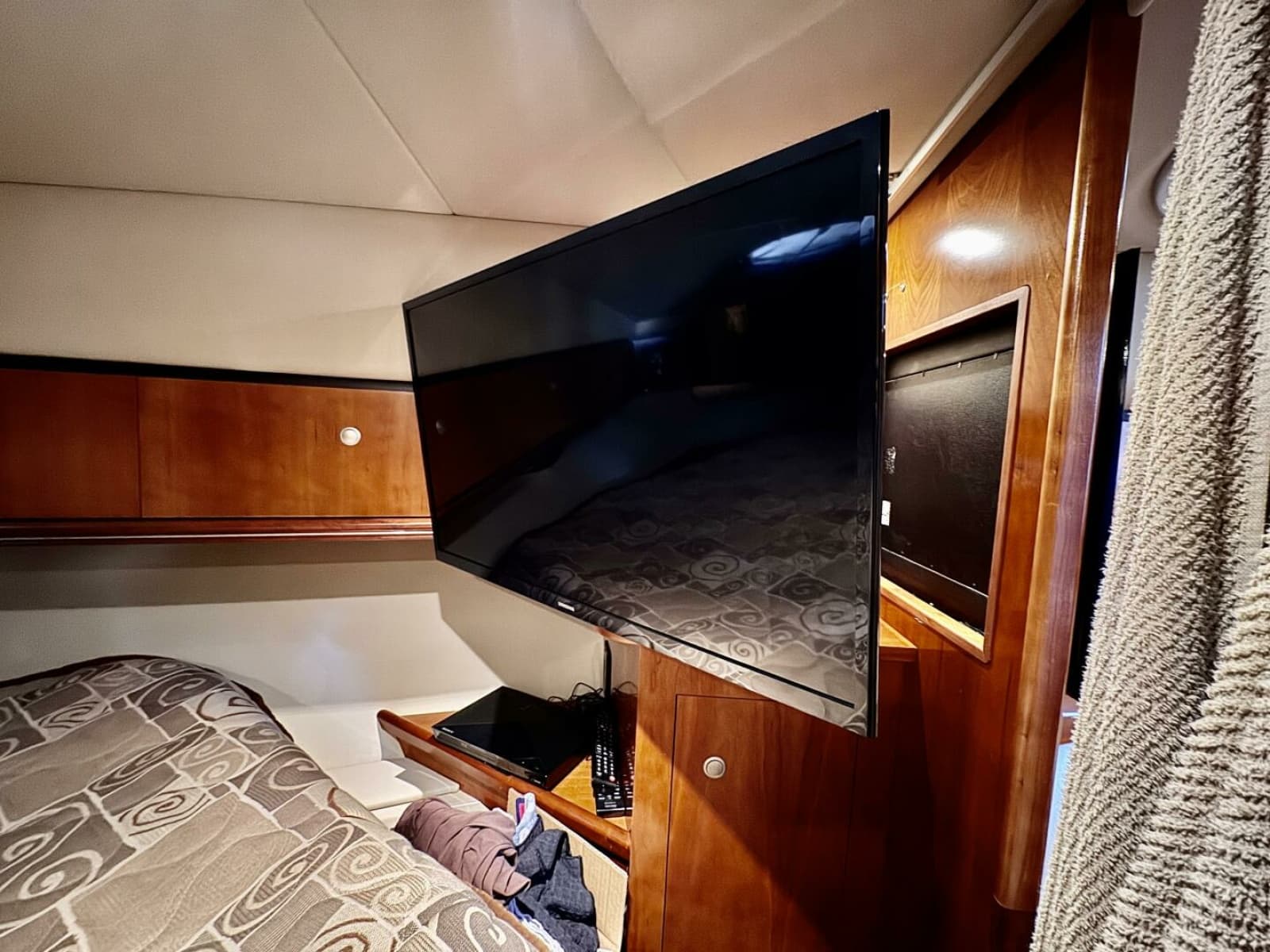 2006 Cruisers Yachts 340 Express - Photo 27