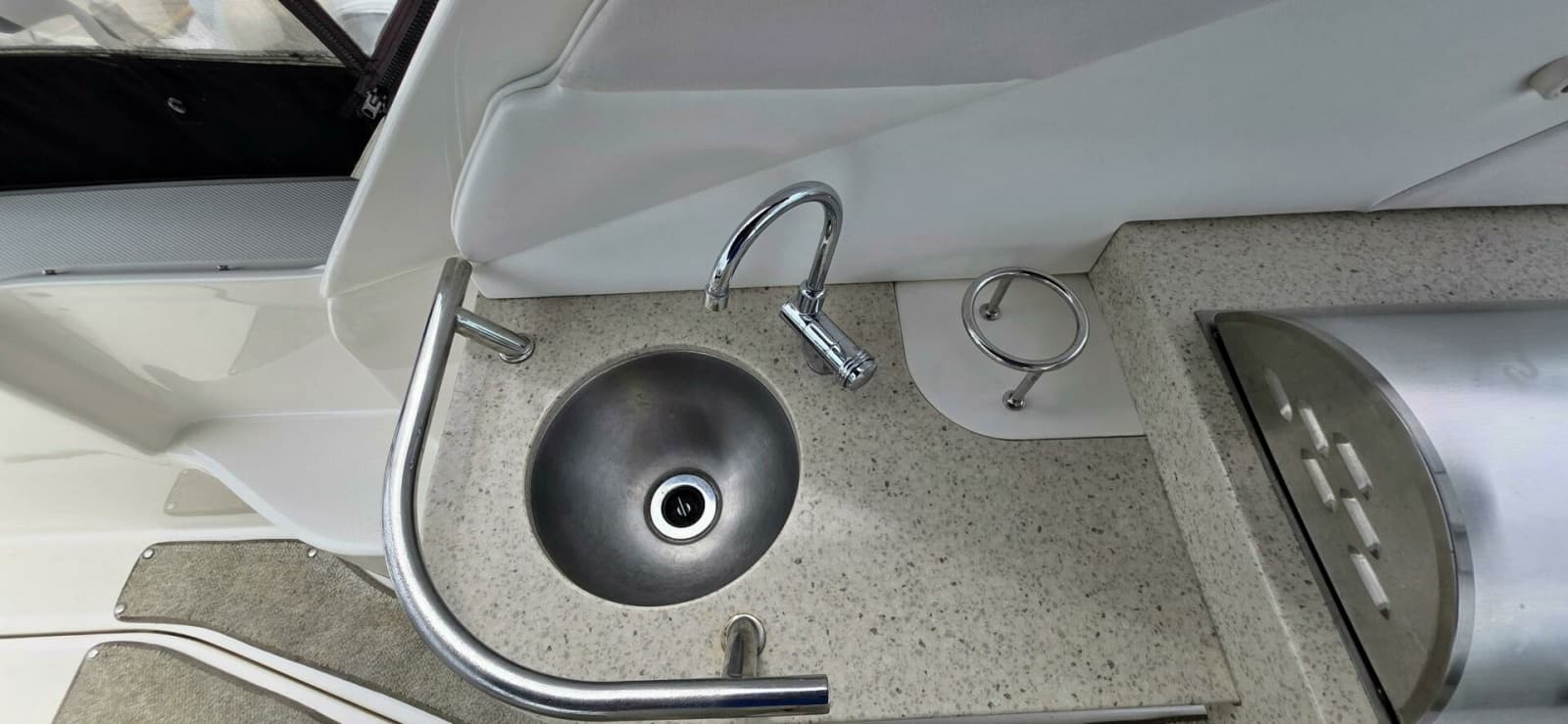 2009 Sea Ray 310 Sundancer - Photo 10