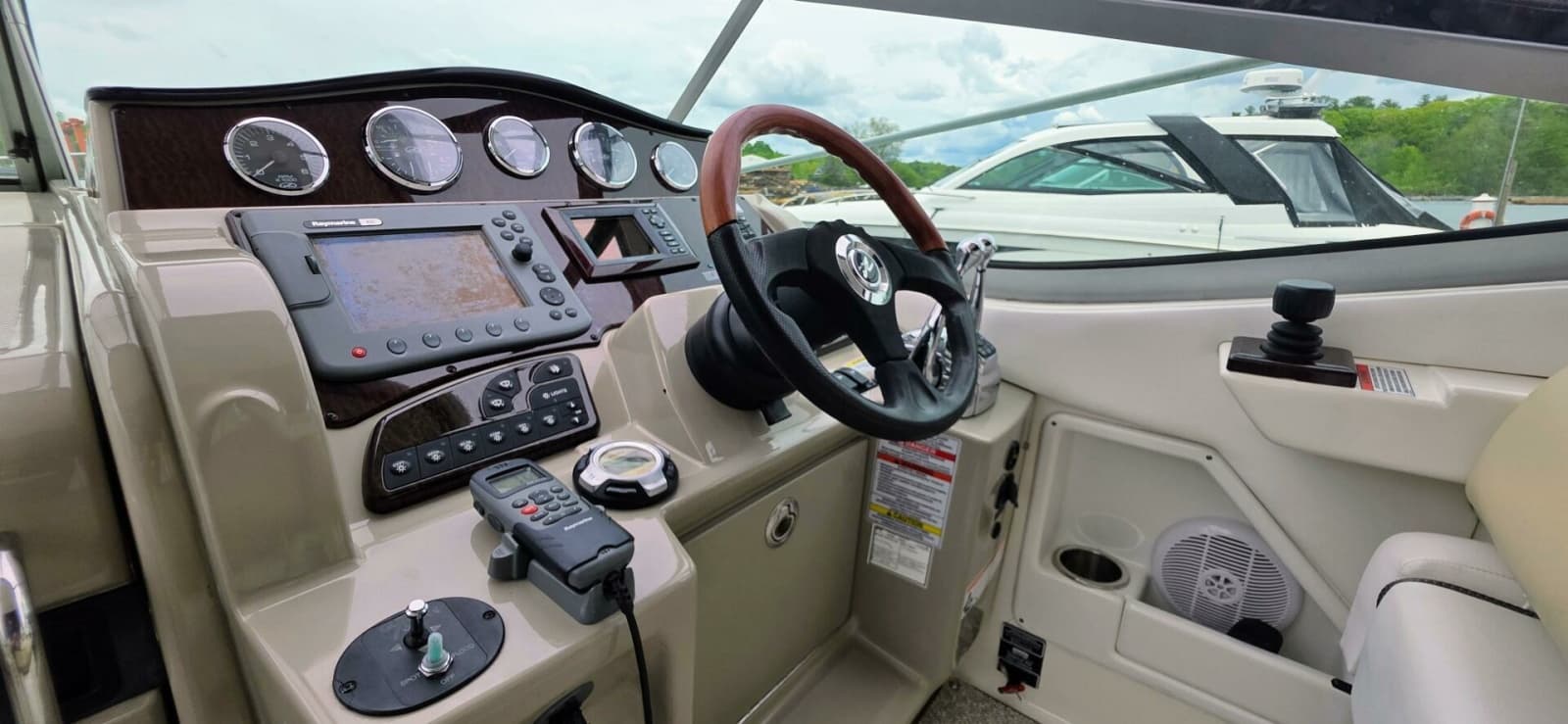 2009 Sea Ray 310 Sundancer - Photo 14