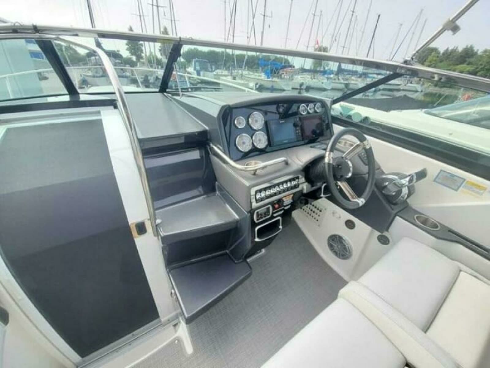 2017 Formula 310SS - Photo 28