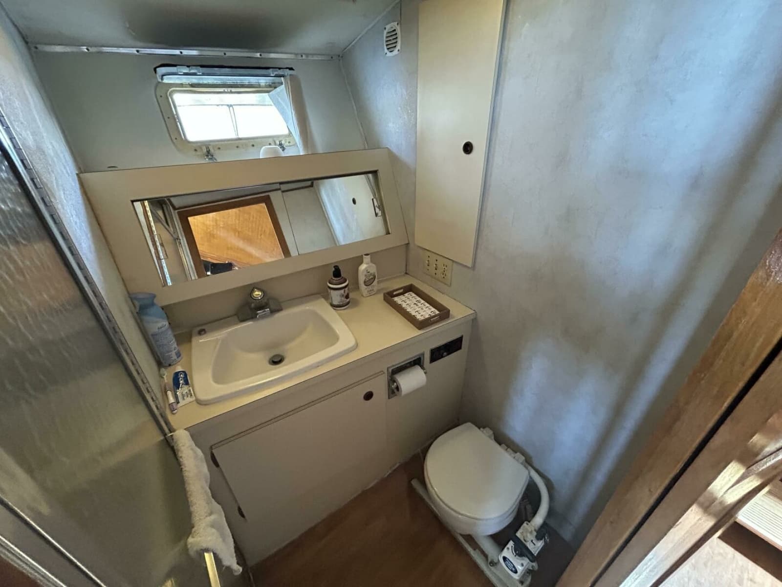 1984 Hatteras 36 Convertible - Photo 56