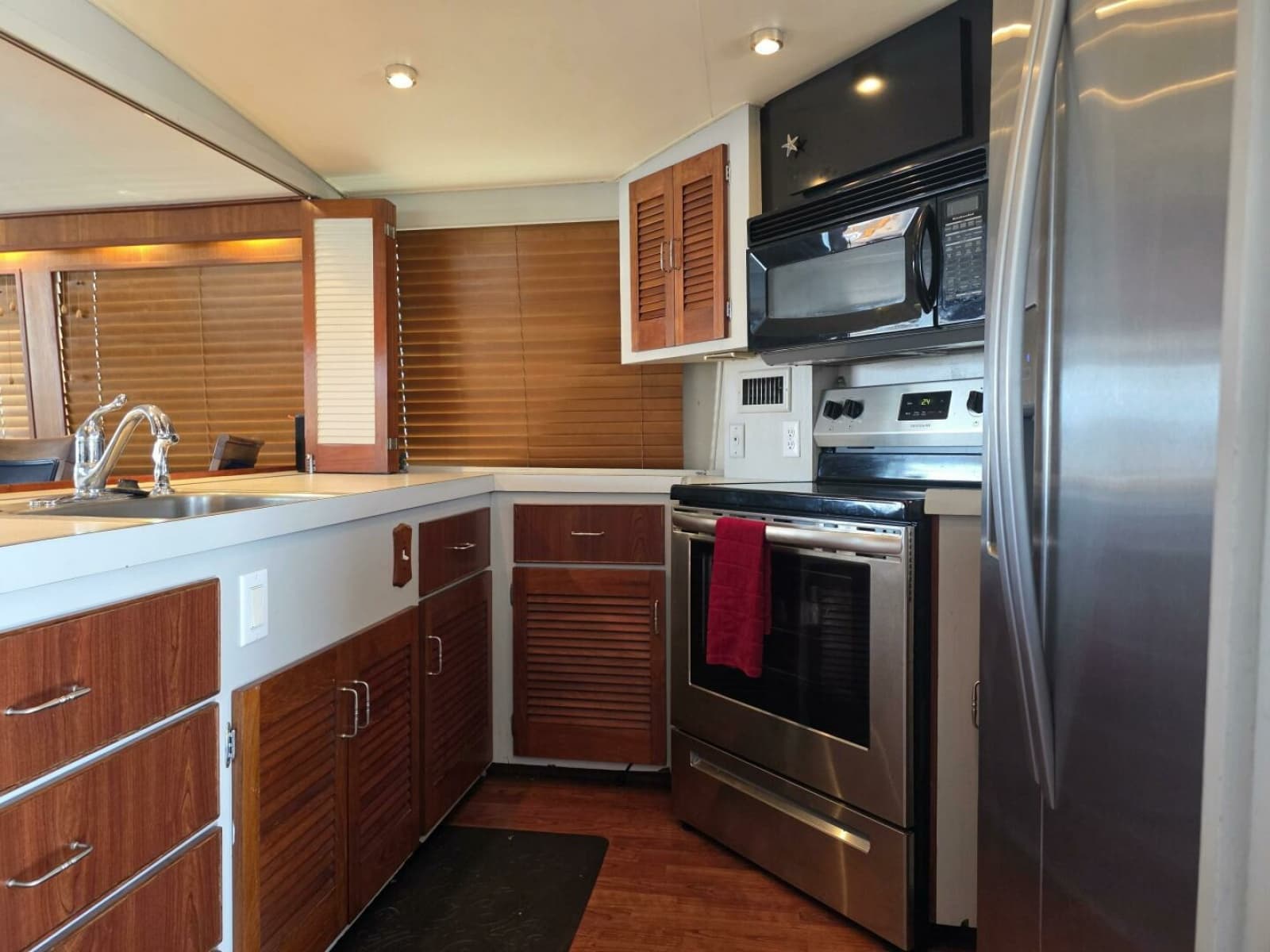1976 Chris-Craft Roamer 60 - Photo 27