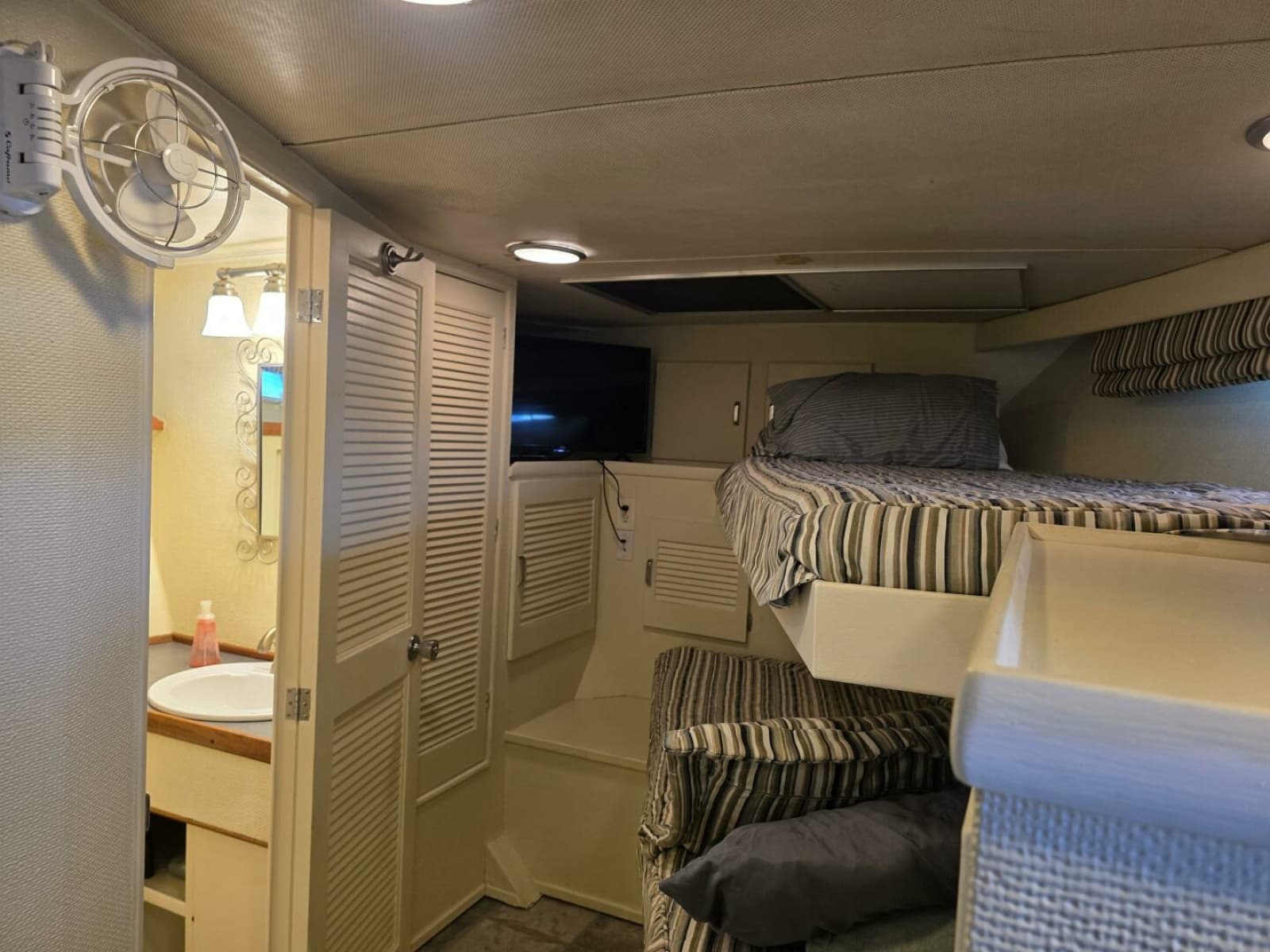 1976 Chris-Craft Roamer 60 - Photo 40