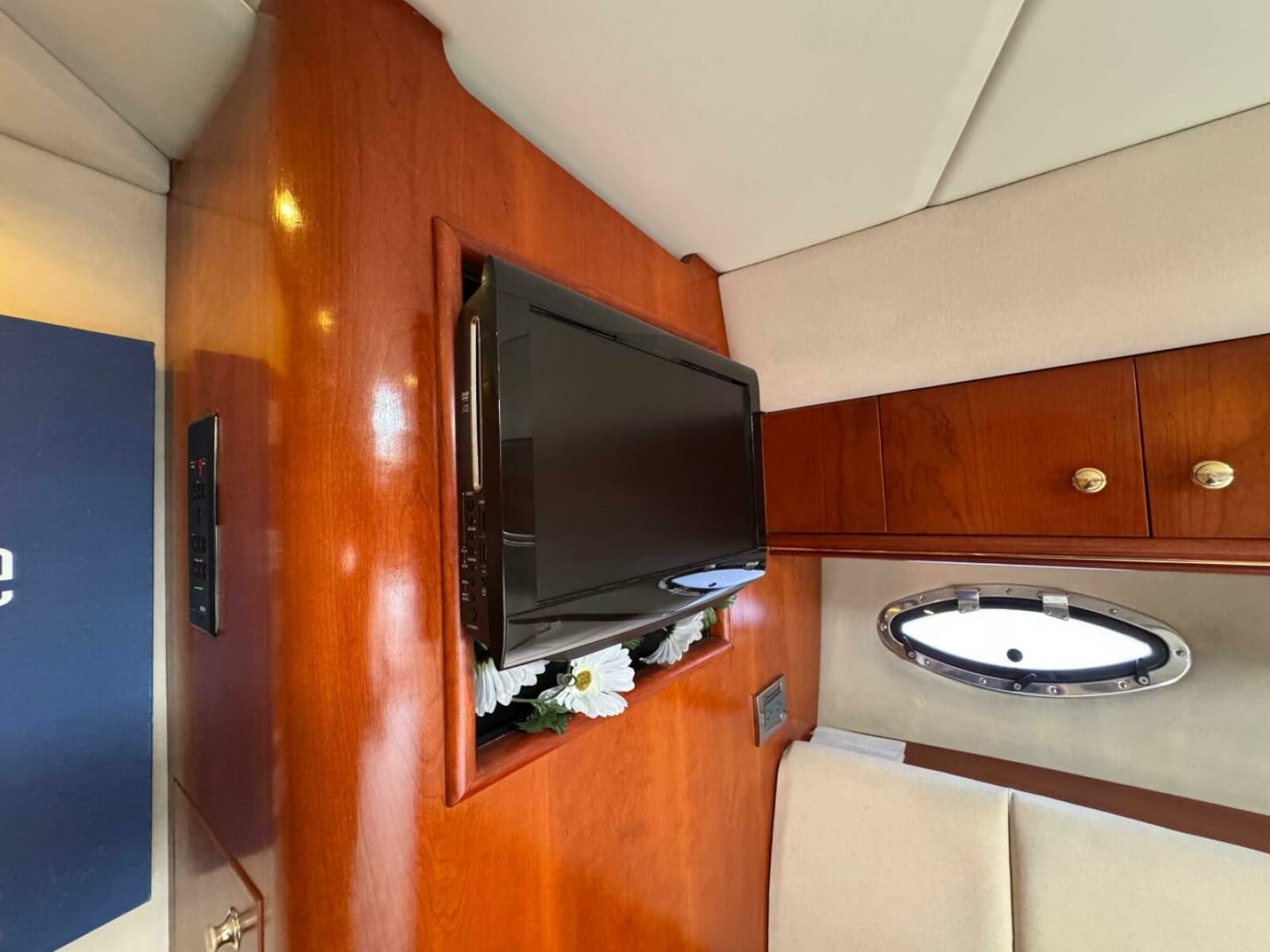 2002 Cruisers Yachts 4450 Express Motor Yacht - Photo 36