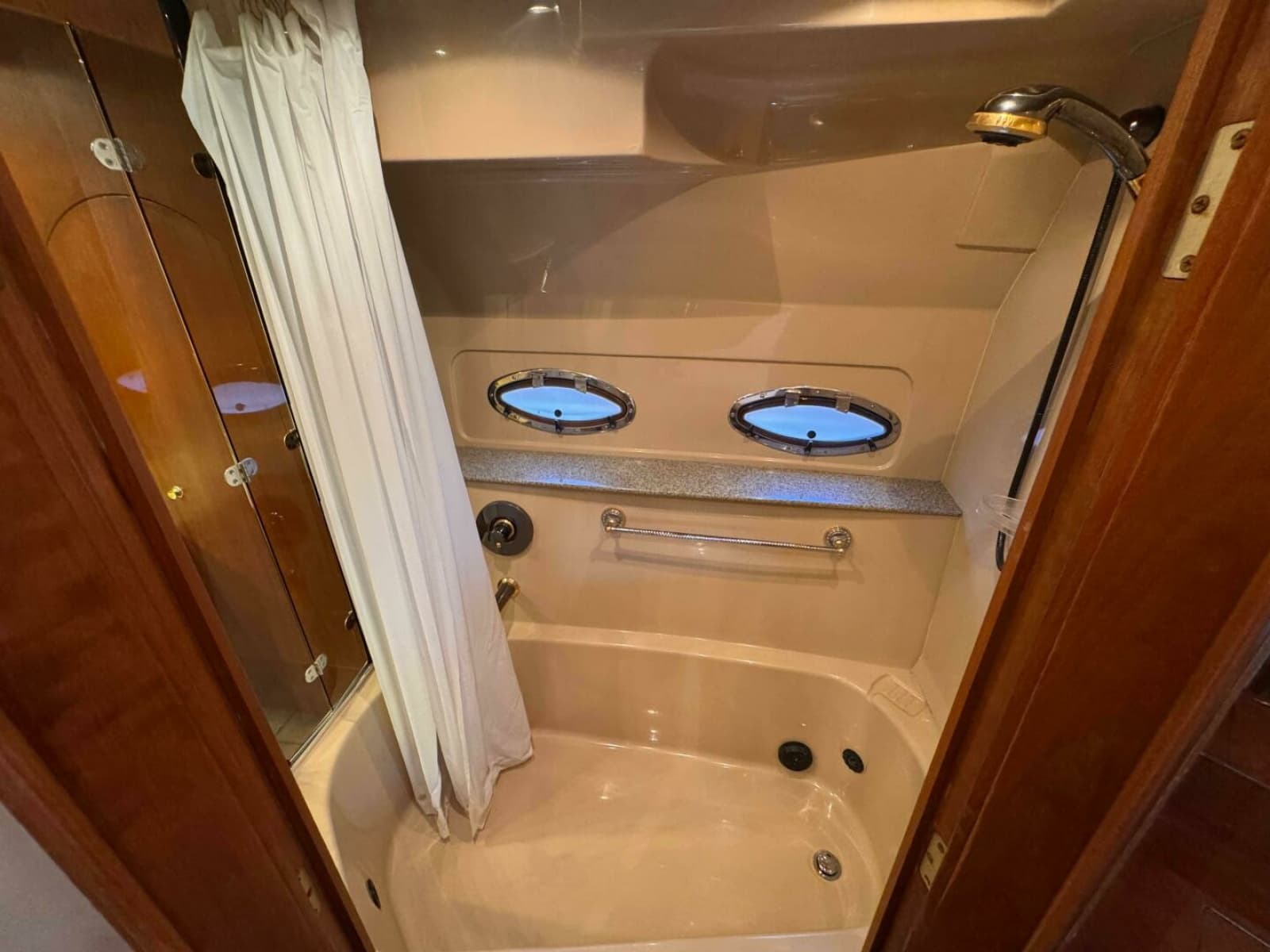 2002 Cruisers Yachts 4450 Express Motor Yacht - Photo 45