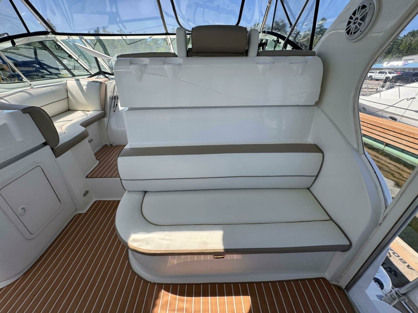 2002 Cruisers Yachts 4450 Express Motor Yacht - Photo 9