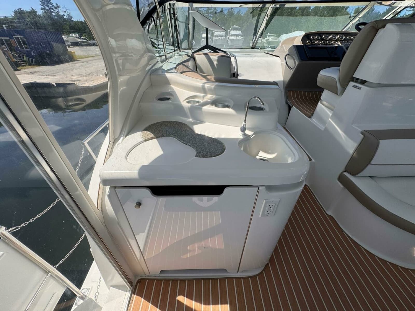 2002 Cruisers Yachts 4450 Express Motor Yacht - Photo 12
