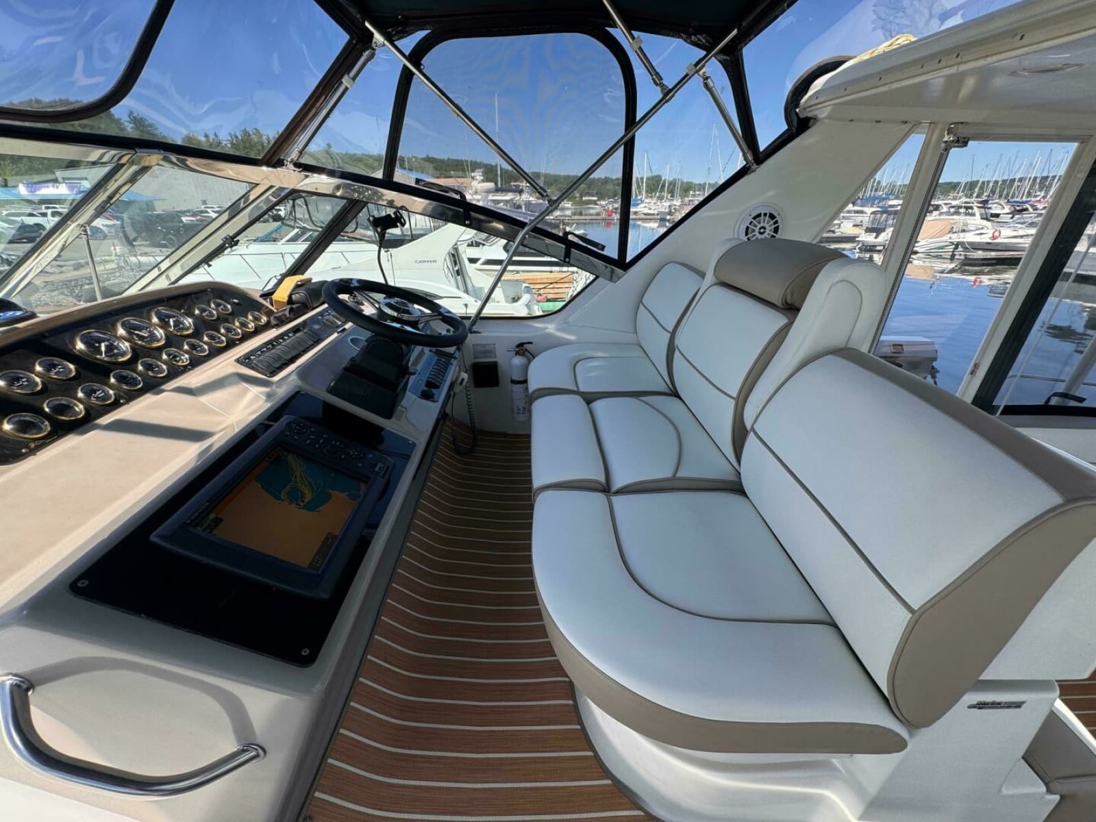 2002 Cruisers Yachts 4450 Express Motor Yacht - Photo 17