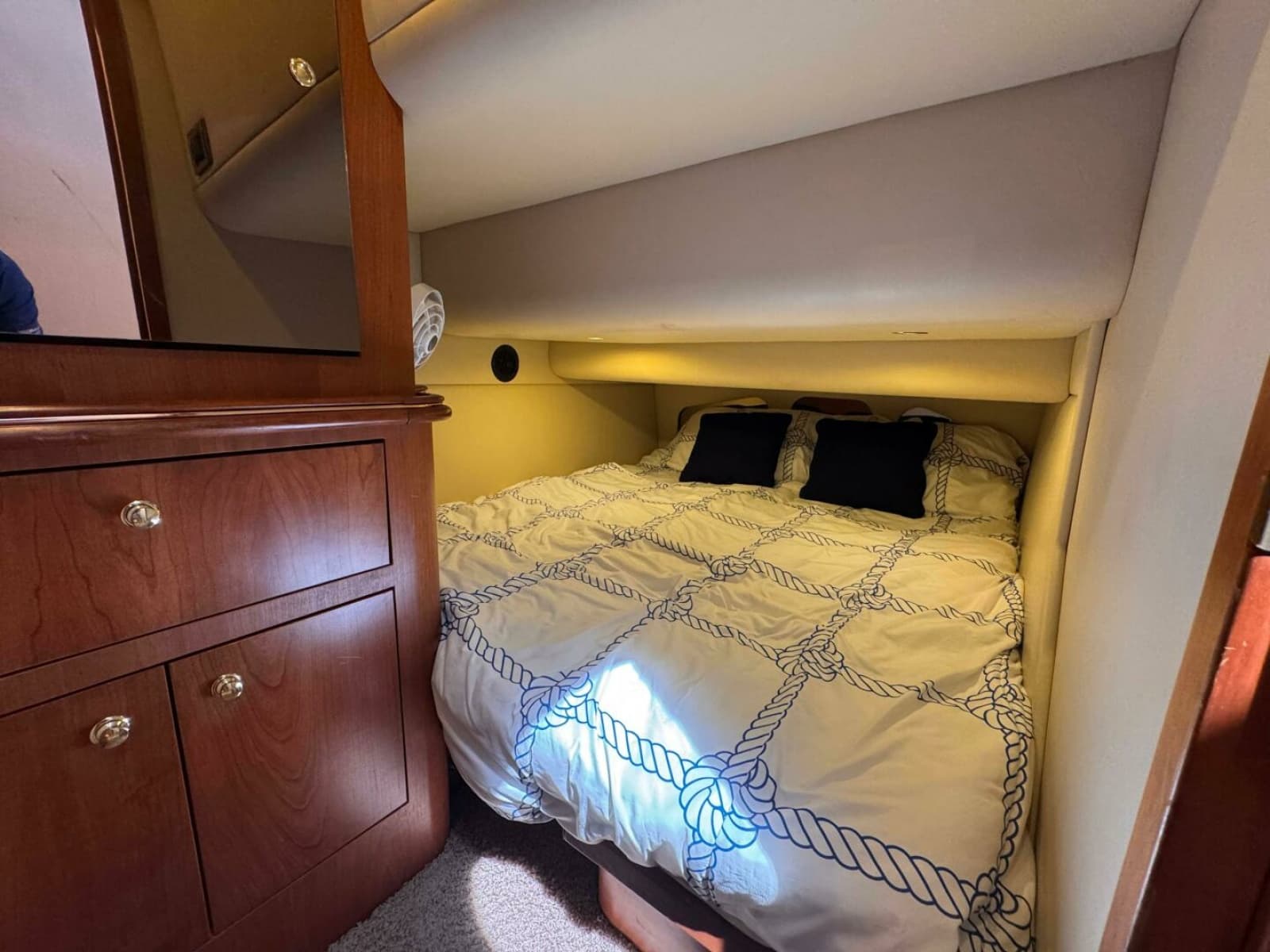 2002 Cruisers Yachts 4450 Express Motor Yacht - Photo 32