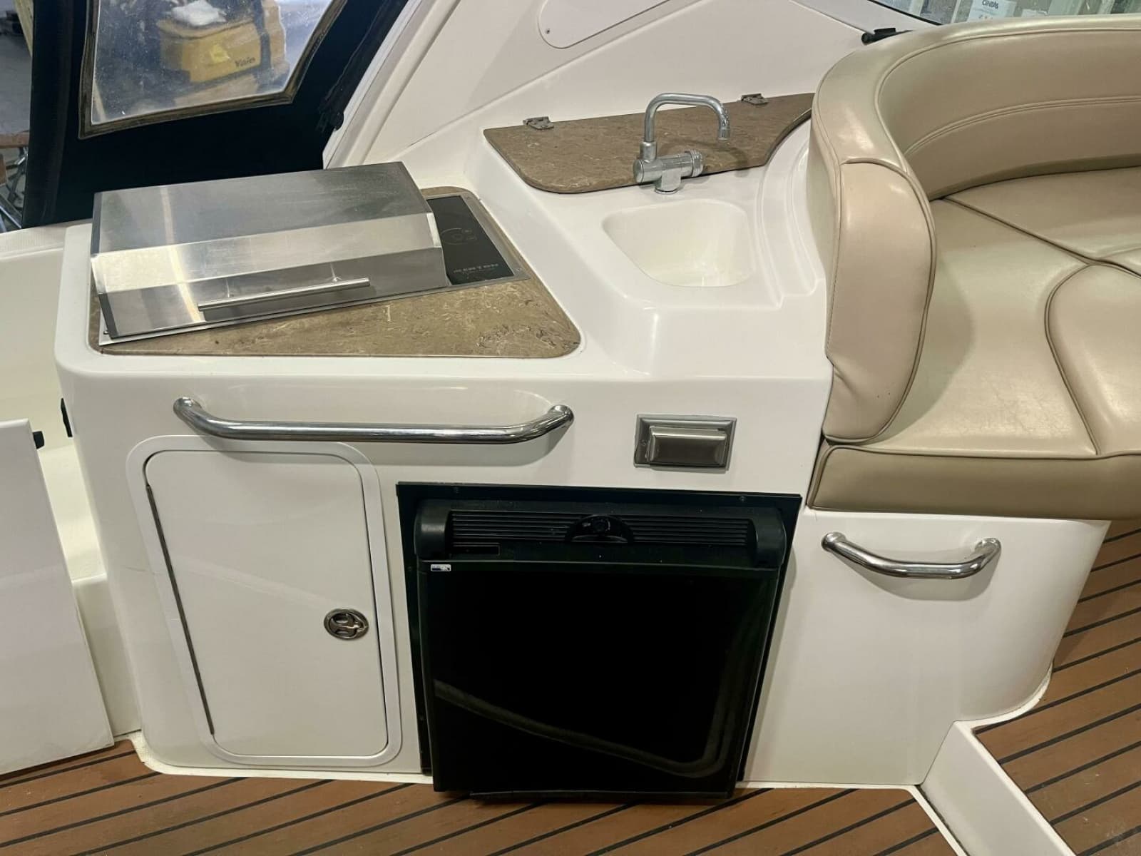 2011 Cruisers Yachts 330 Express - Photo 6