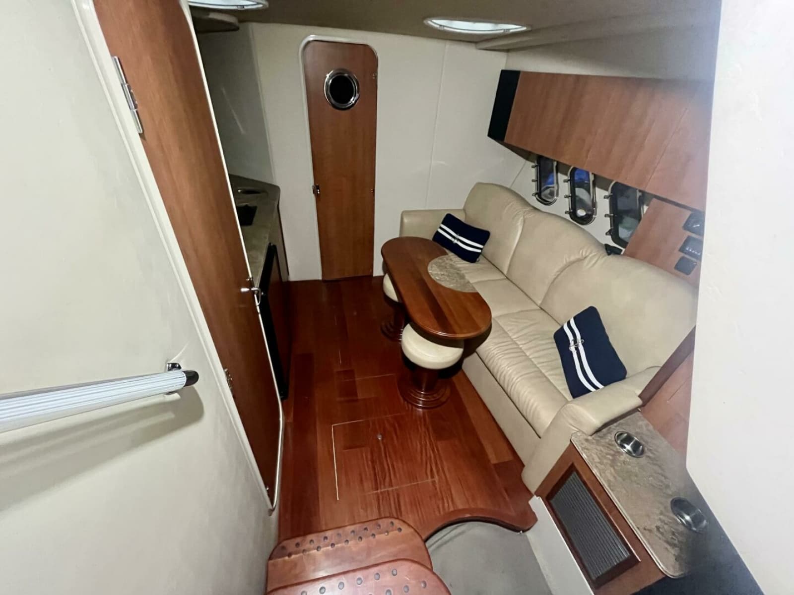 2011 Cruisers Yachts 330 Express - Photo 18