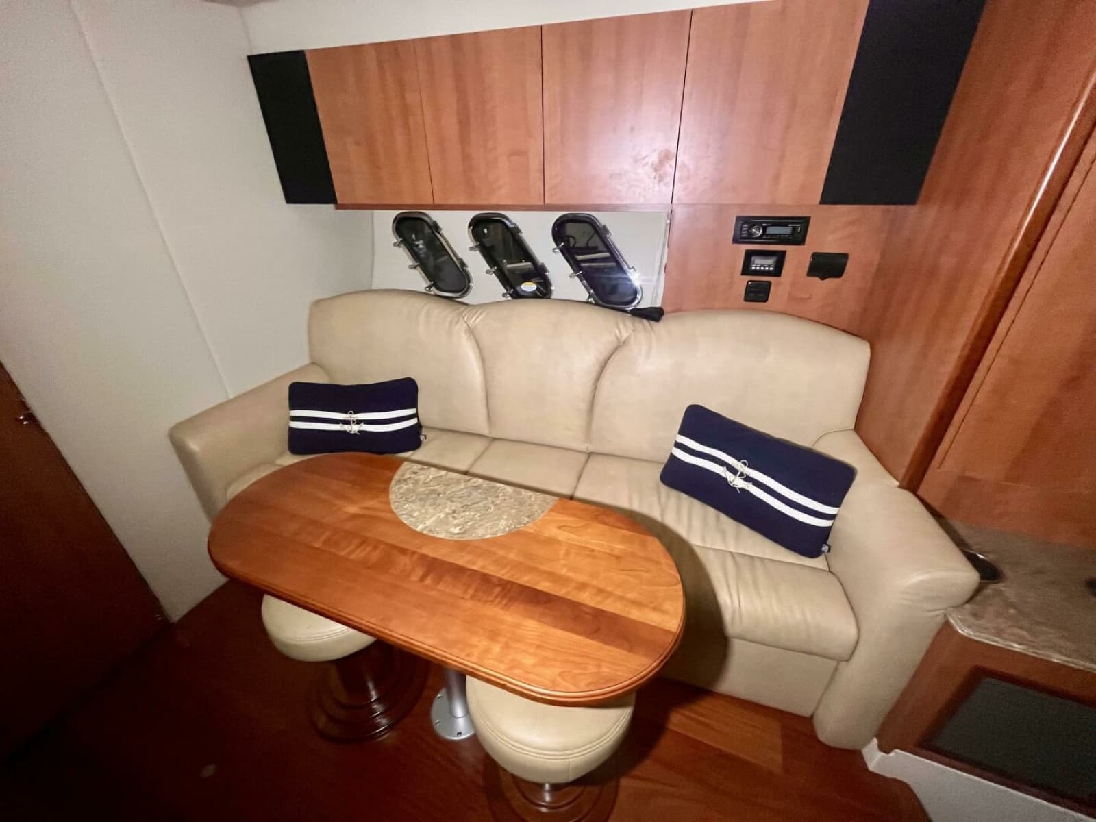 2011 Cruisers Yachts 330 Express - Photo 19