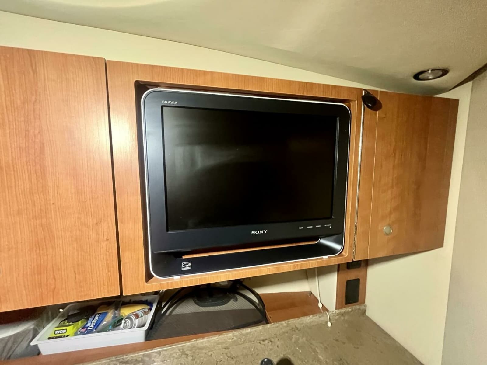 2011 Cruisers Yachts 330 Express - Photo 20
