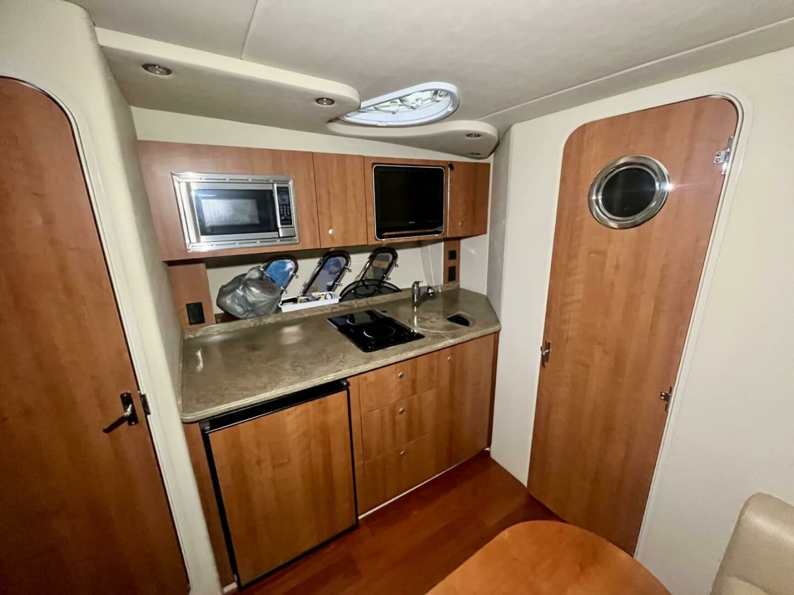 2011 Cruisers Yachts 330 Express - Photo 22