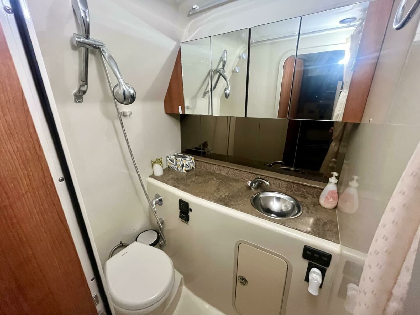2011 Cruisers Yachts 330 Express - Photo 28