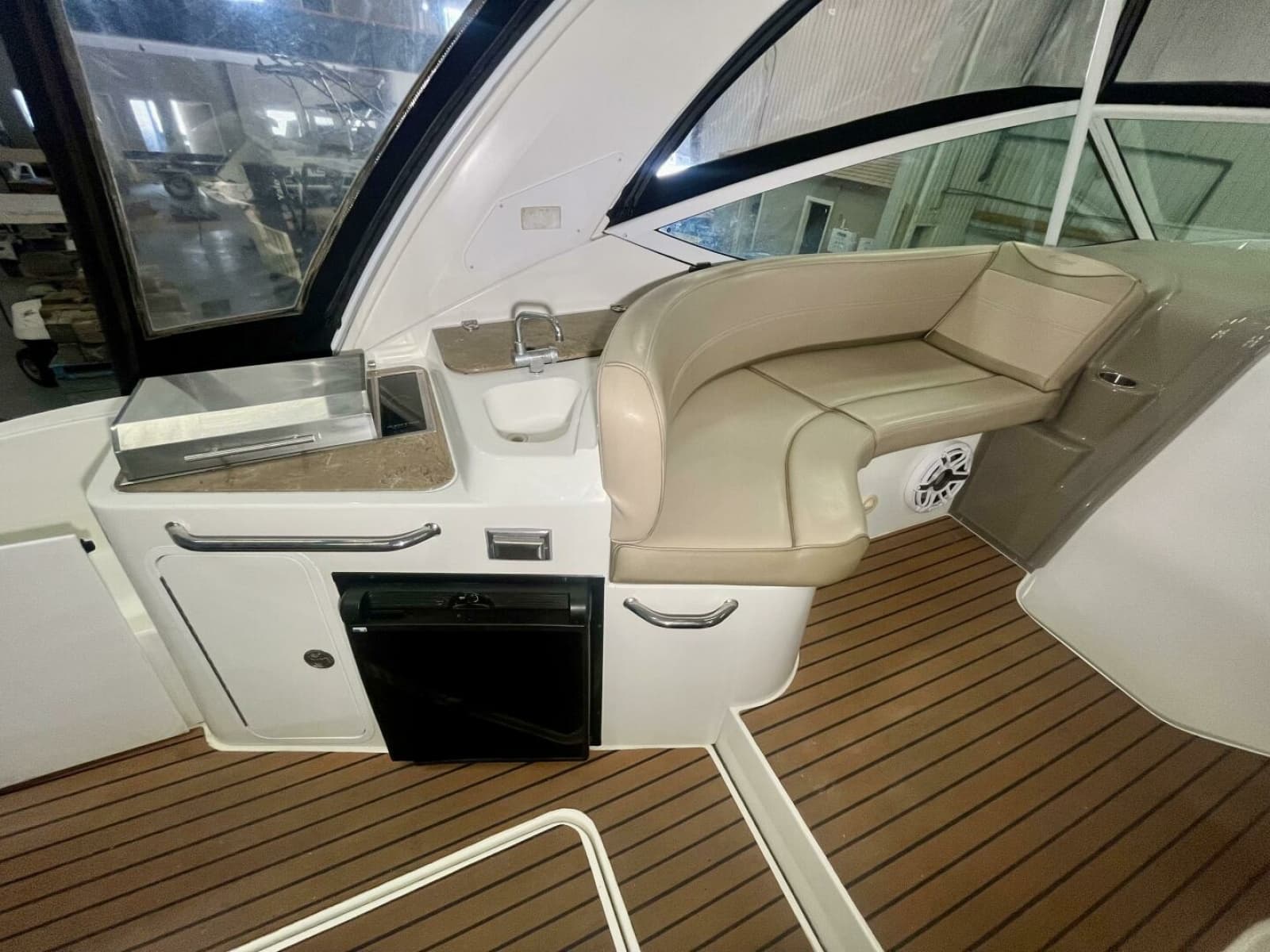 2011 Cruisers Yachts 330 Express - Photo 9