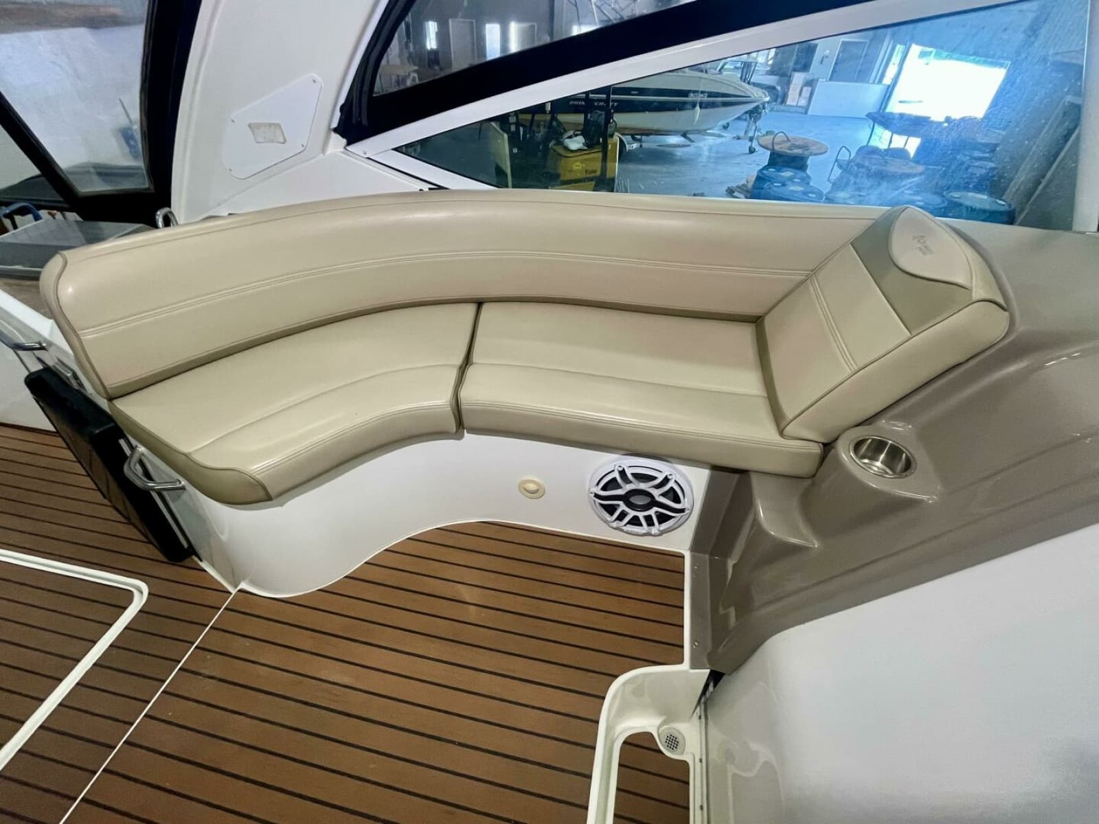 2011 Cruisers Yachts 330 Express - Photo 11