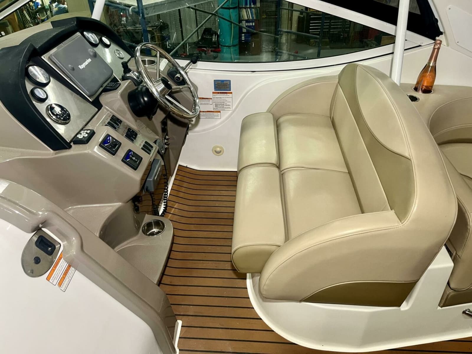 2011 Cruisers Yachts 330 Express - Photo 12