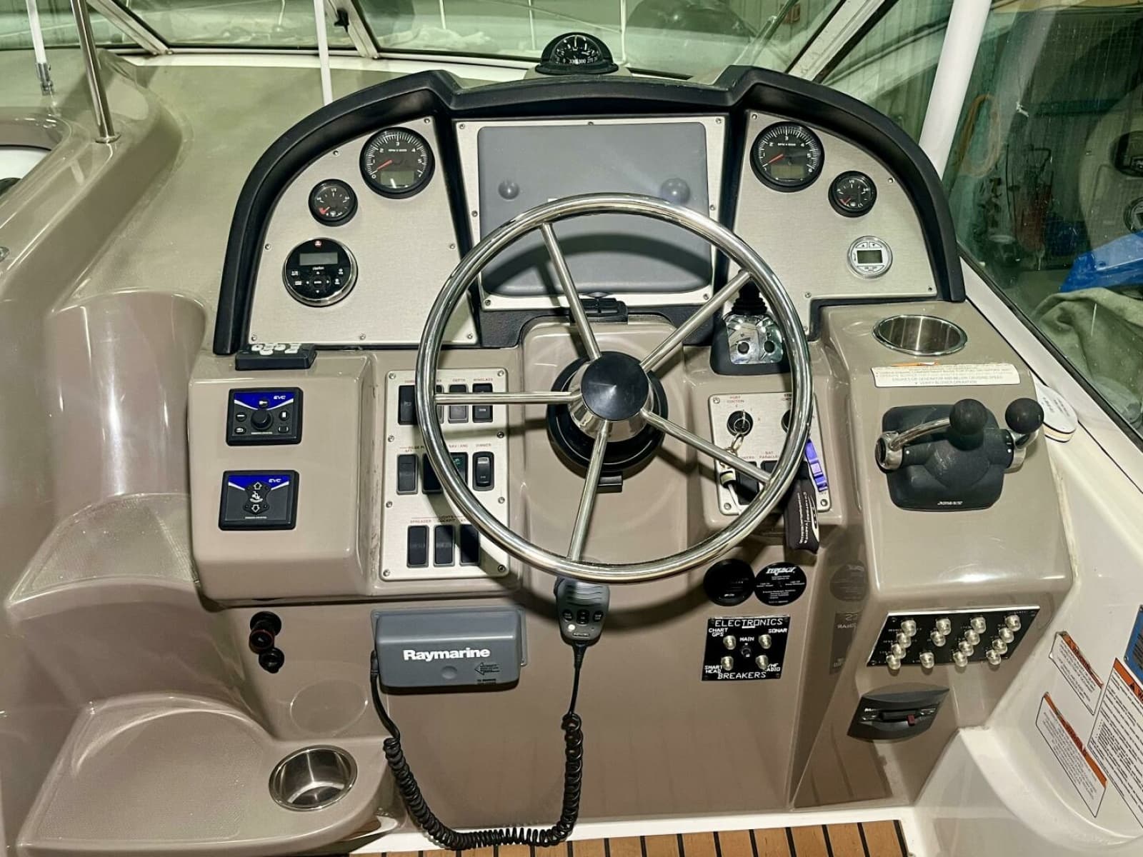 2011 Cruisers Yachts 330 Express - Photo 13