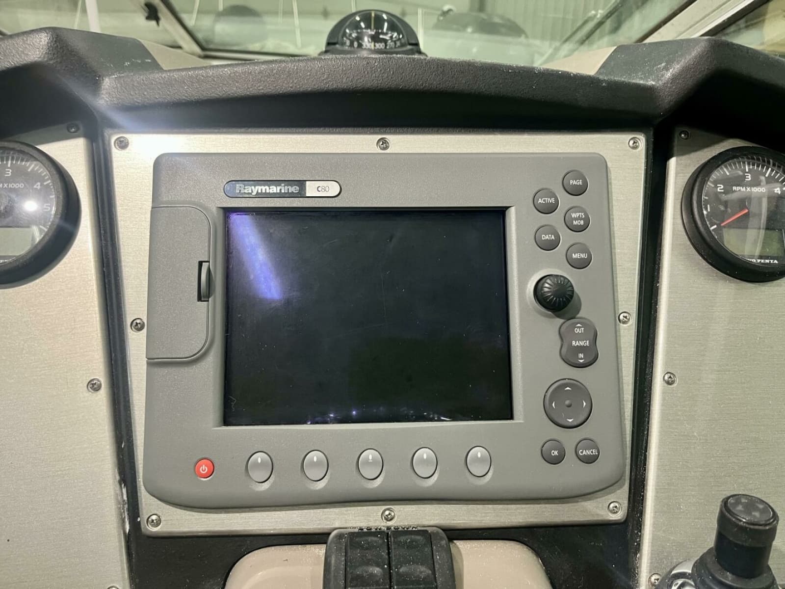 2011 Cruisers Yachts 330 Express - Photo 15