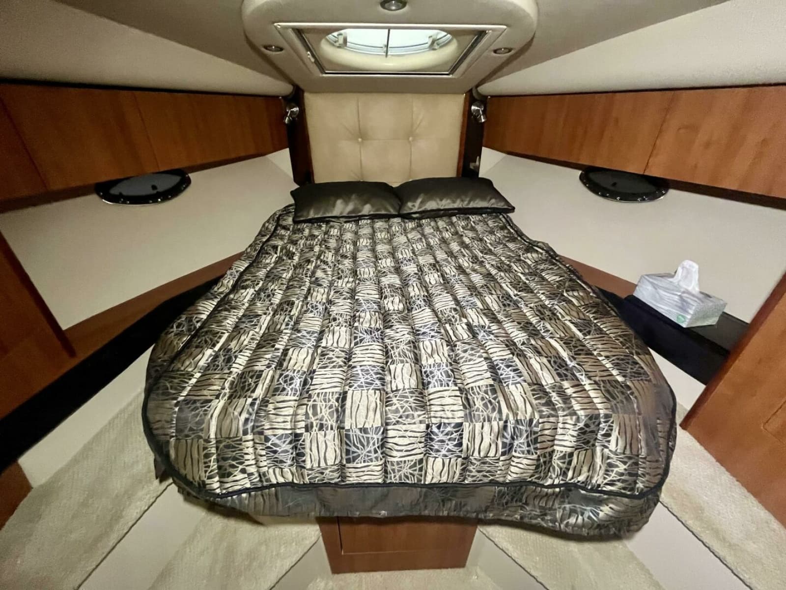 2011 Cruisers Yachts 330 Express - Photo 27