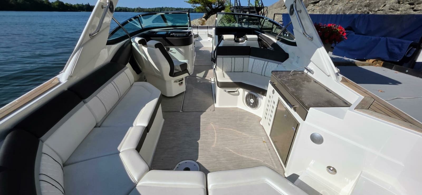 2019 Sea Ray 350 SLX - Photo 11
