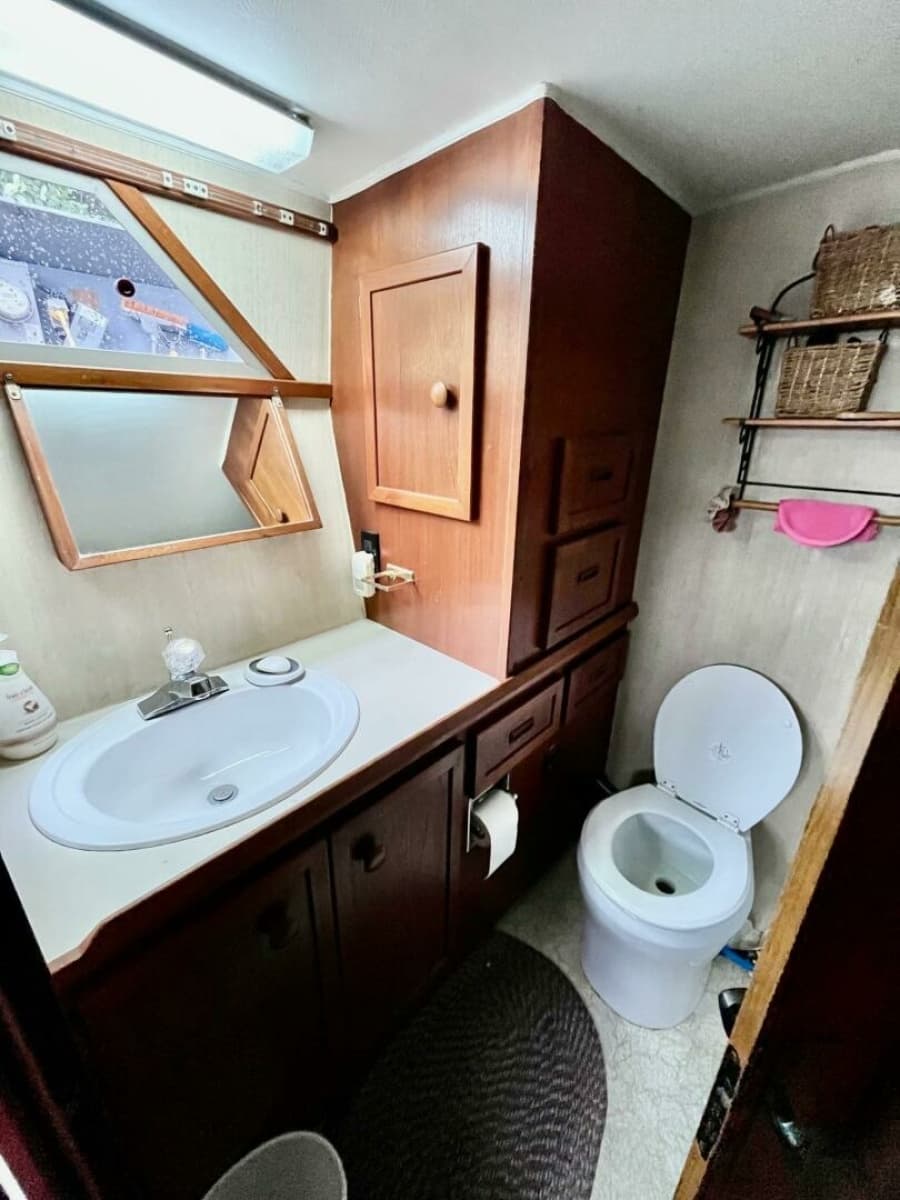 1983 Uniflite Double Cabin - Photo 29