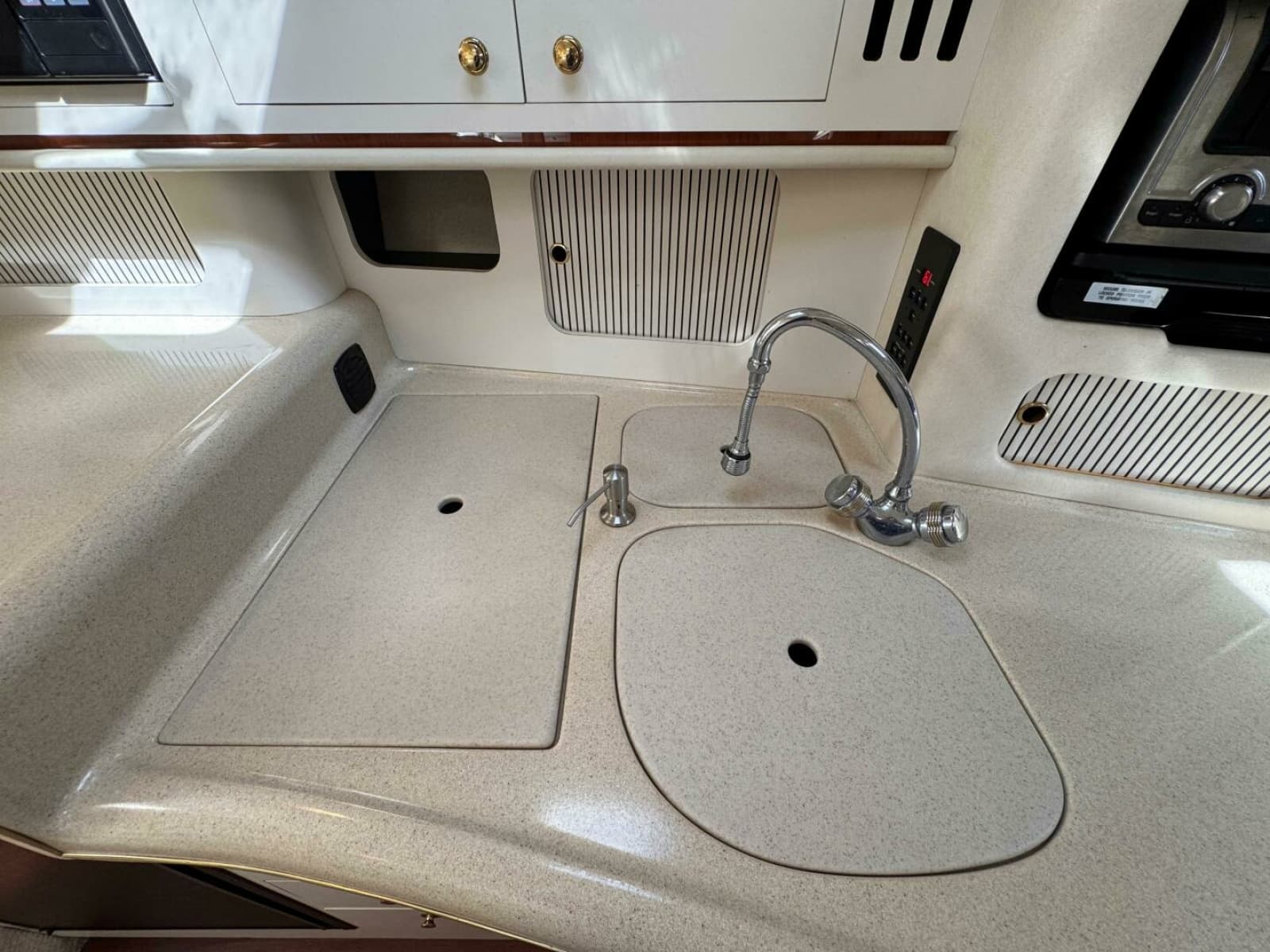 2001 Sea Ray 340 Sundancer - Photo 30