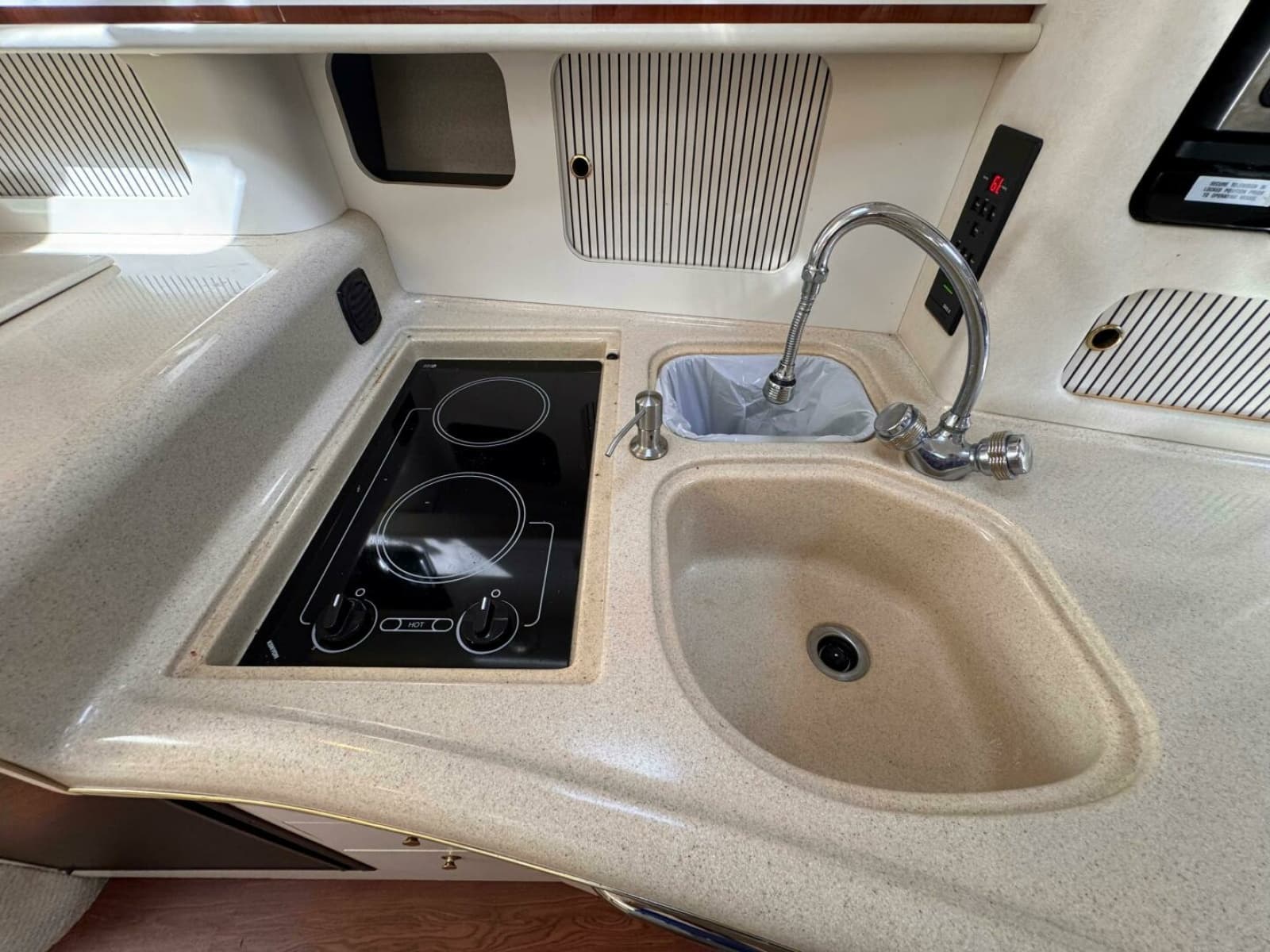 2001 Sea Ray 340 Sundancer - Photo 31