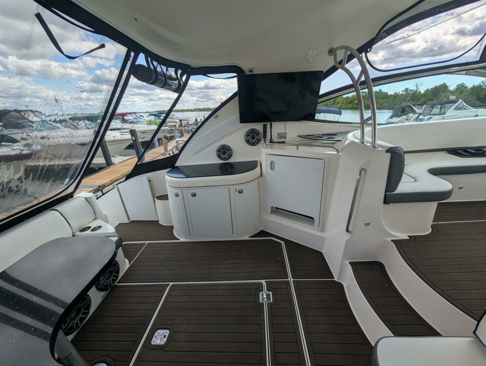 2007 Cruisers Yachts 520 Express - Photo 16