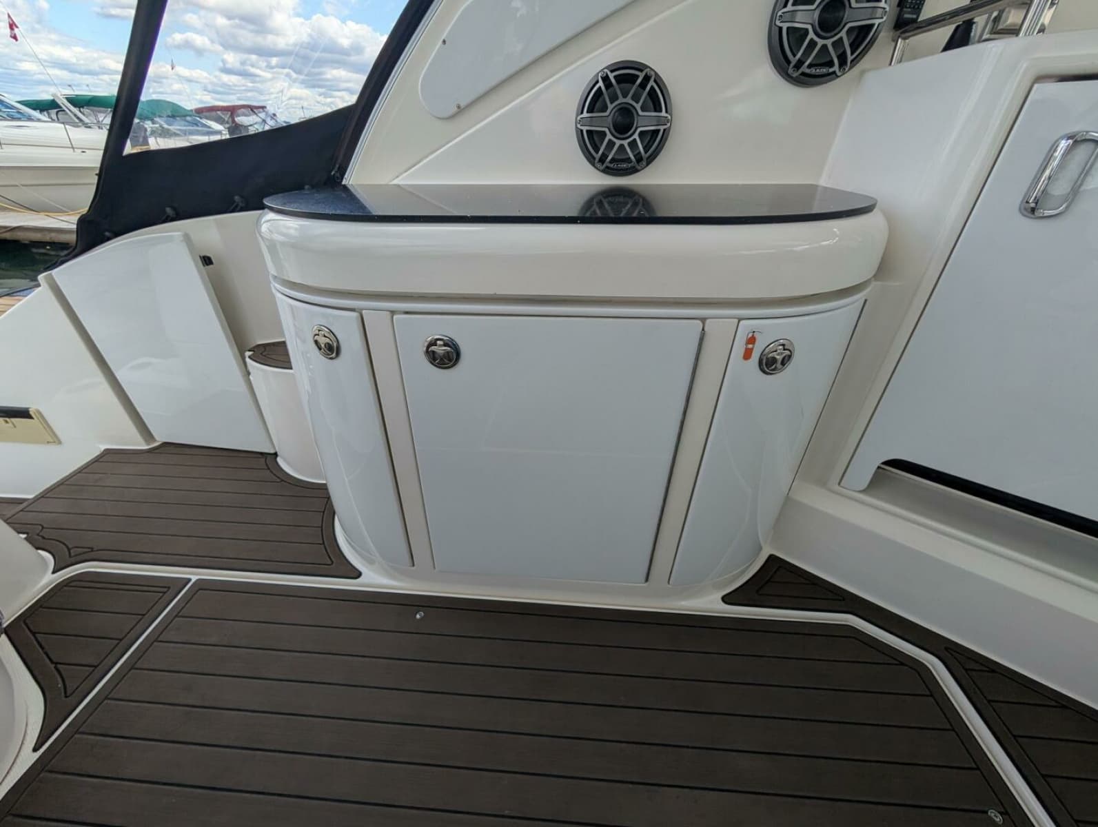 2007 Cruisers Yachts 520 Express - Photo 18
