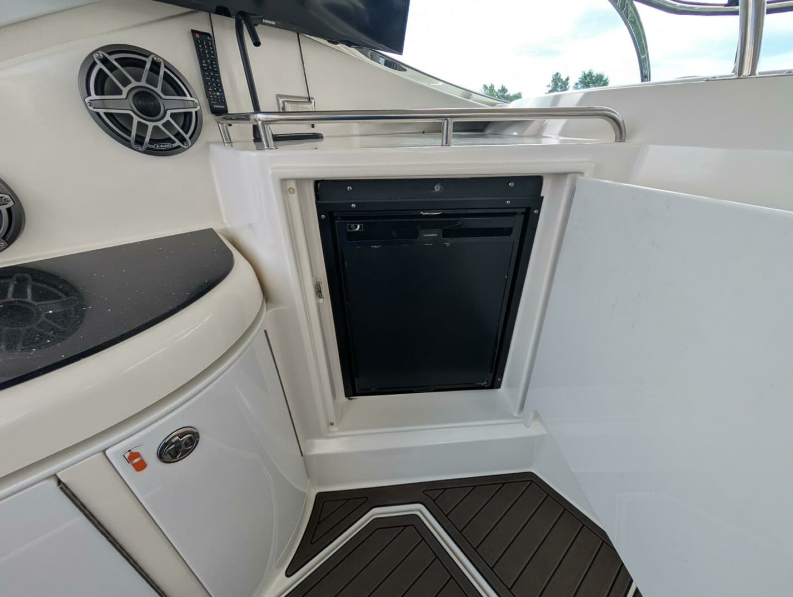 2007 Cruisers Yachts 520 Express - Photo 22
