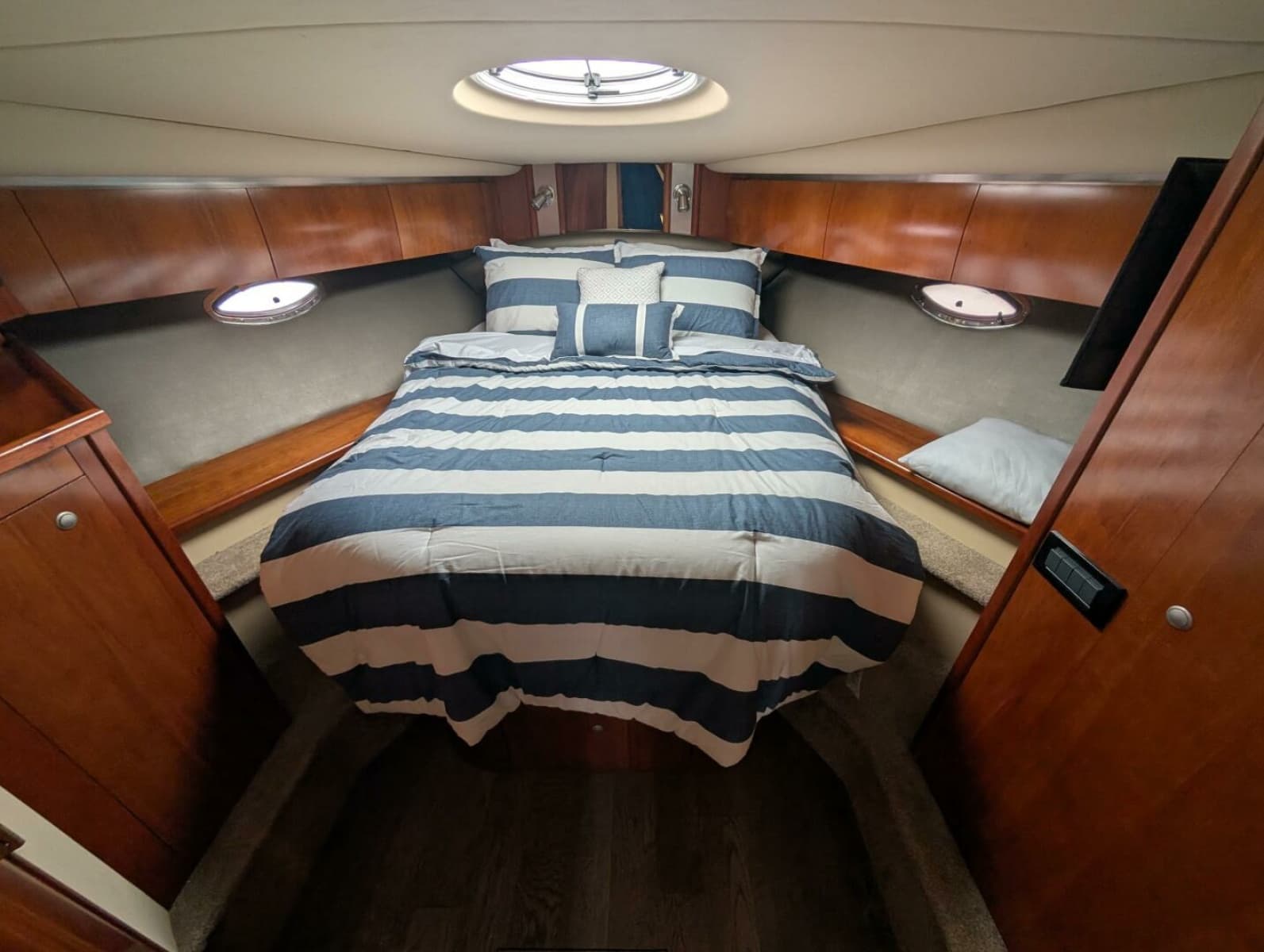 2007 Cruisers Yachts 520 Express - Photo 40