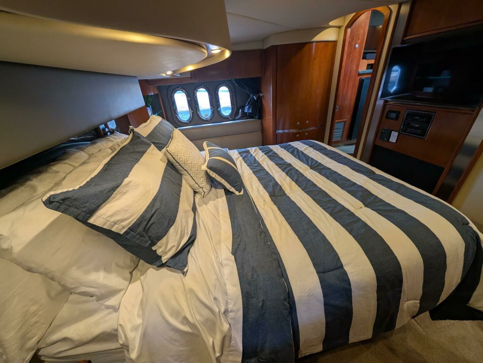 2007 Cruisers Yachts 520 Express - Photo 52