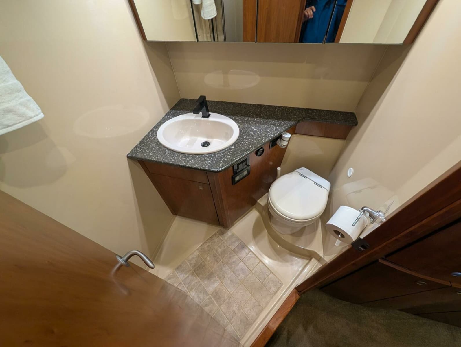 2007 Cruisers Yachts 520 Express - Photo 53