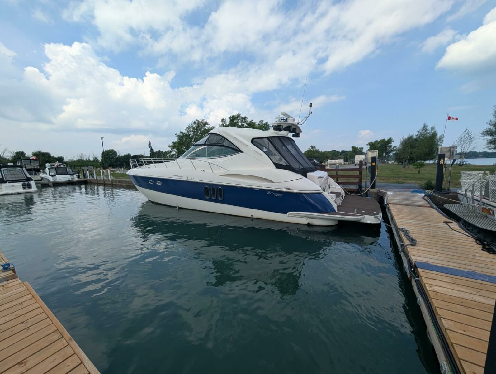 2007 Cruisers Yachts 520 Express - Photo 11