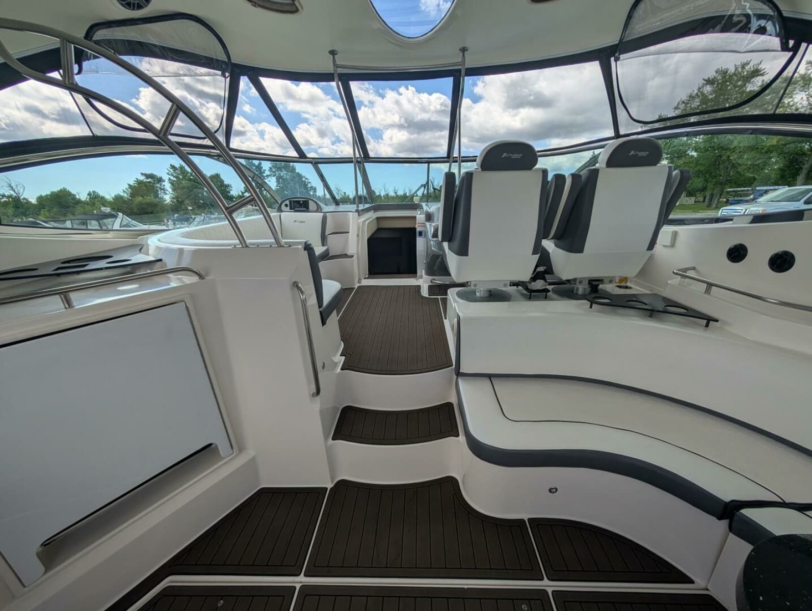 2007 Cruisers Yachts 520 Express - Photo 15