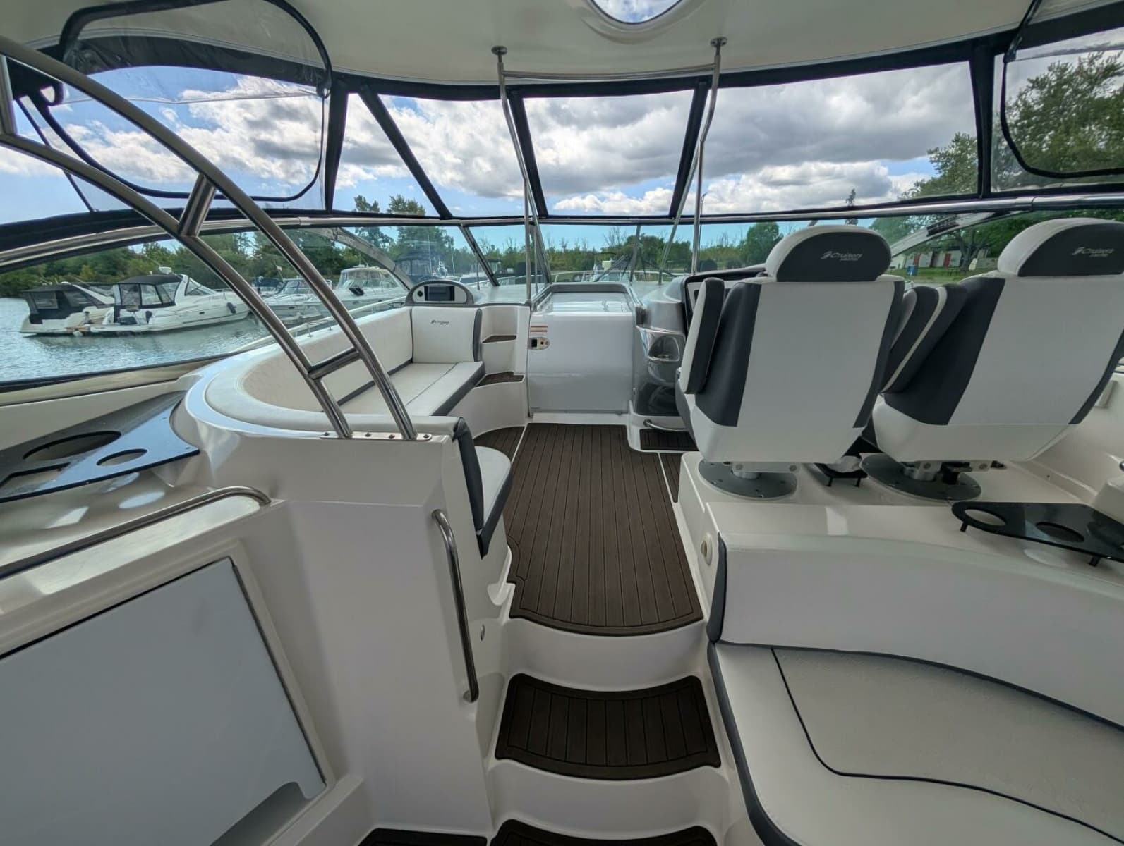 2007 Cruisers Yachts 520 Express - Photo 25