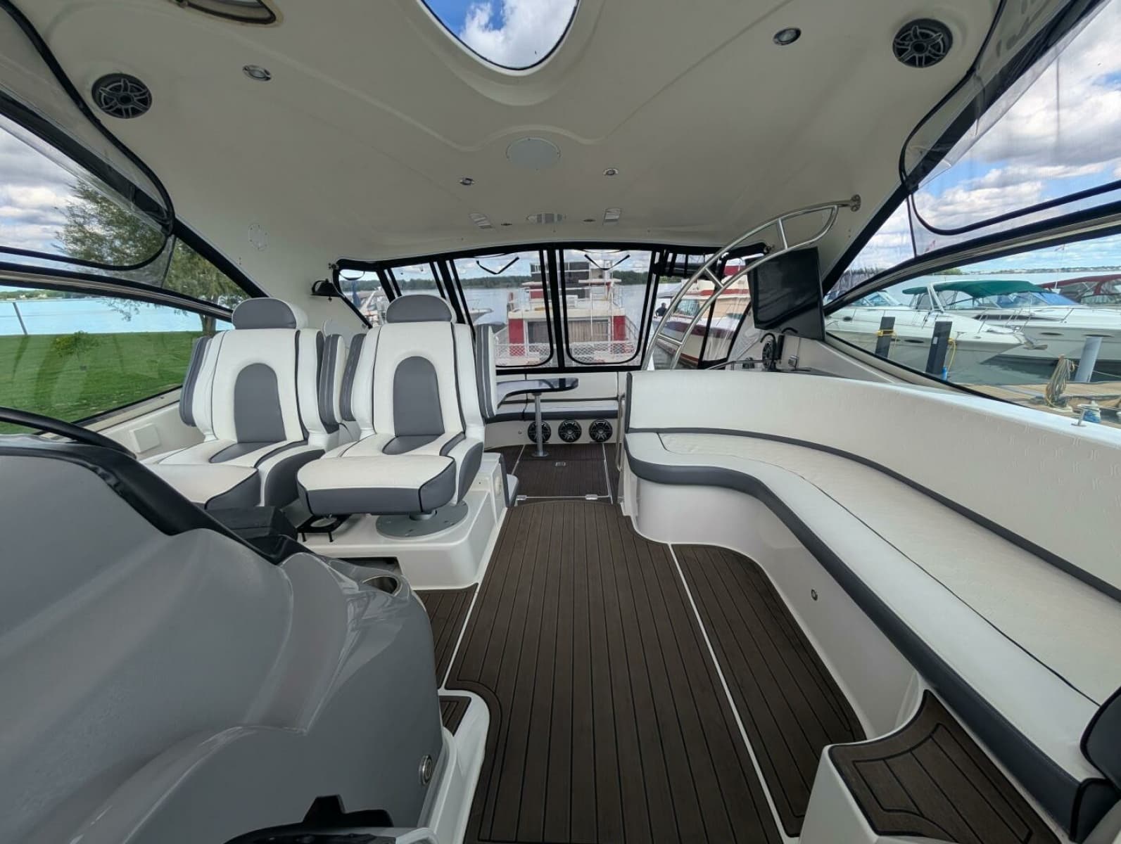 2007 Cruisers Yachts 520 Express - Photo 29