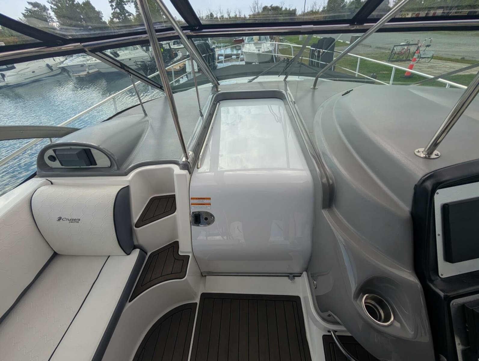 2007 Cruisers Yachts 520 Express - Photo 32