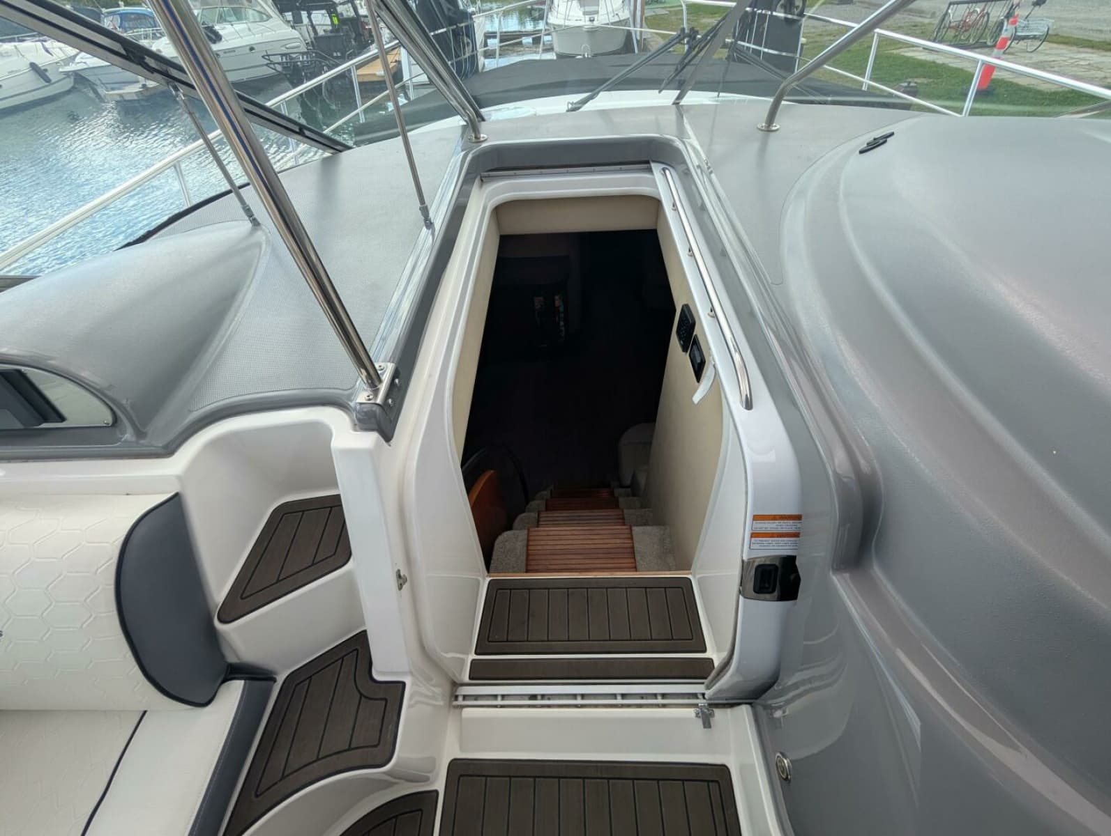 2007 Cruisers Yachts 520 Express - Photo 33