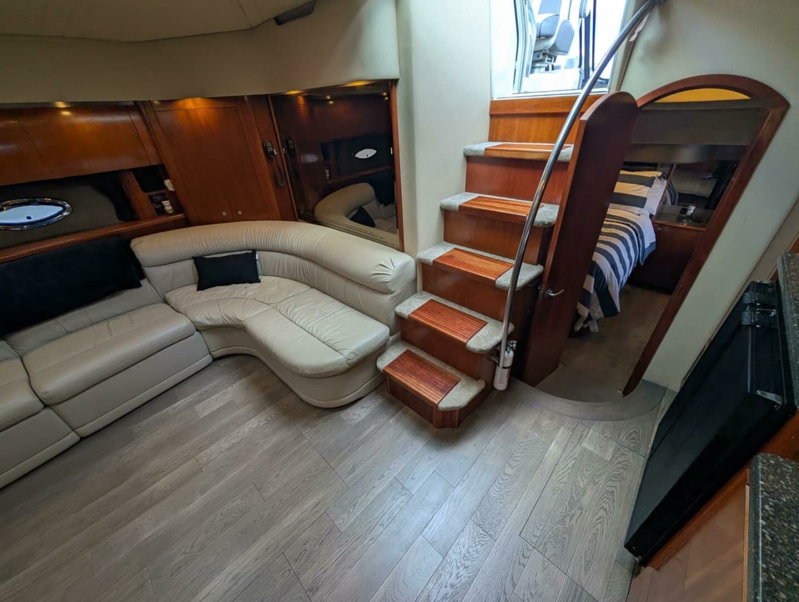 2007 Cruisers Yachts 520 Express - Photo 35