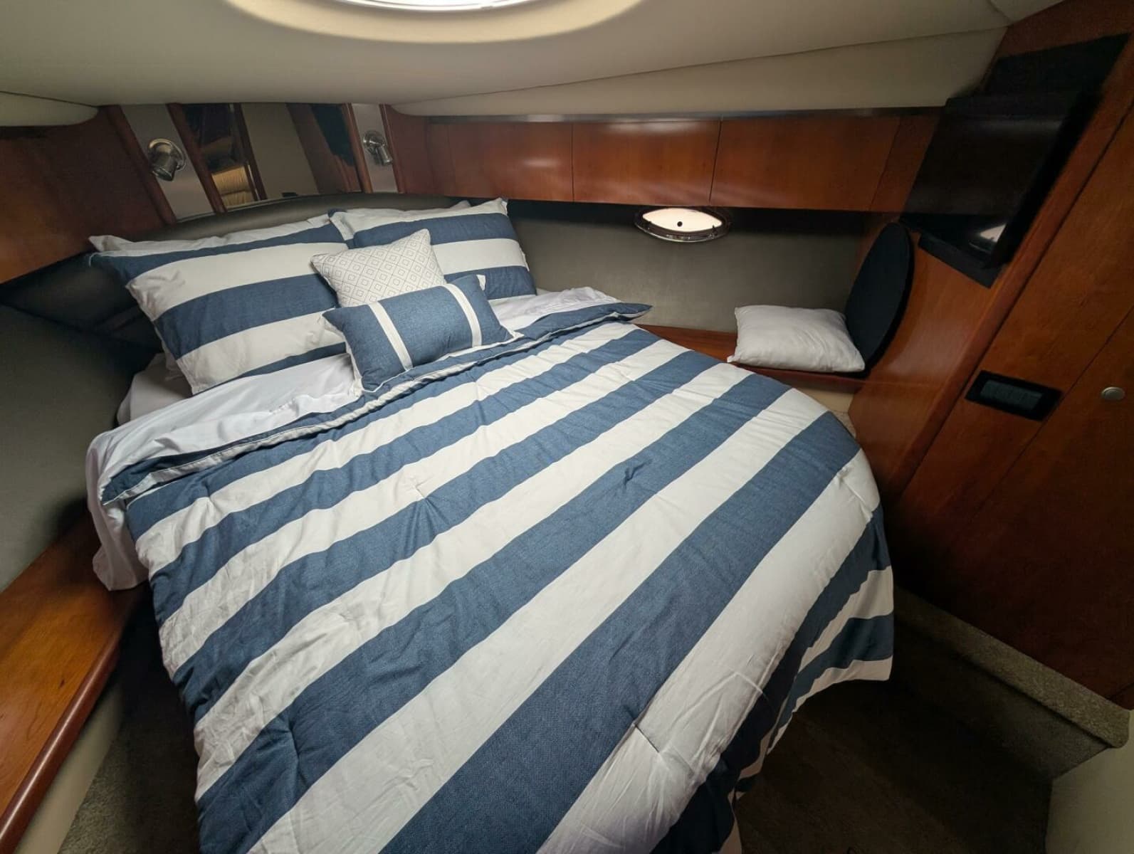 2007 Cruisers Yachts 520 Express - Photo 42