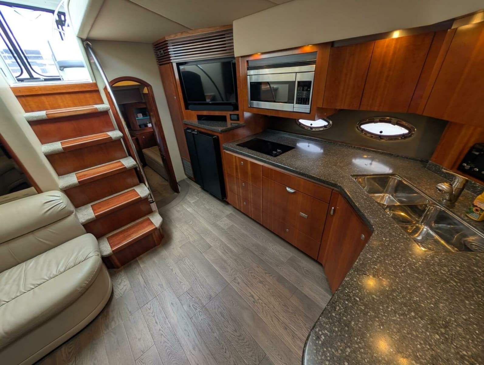 2007 Cruisers Yachts 520 Express - Photo 46
