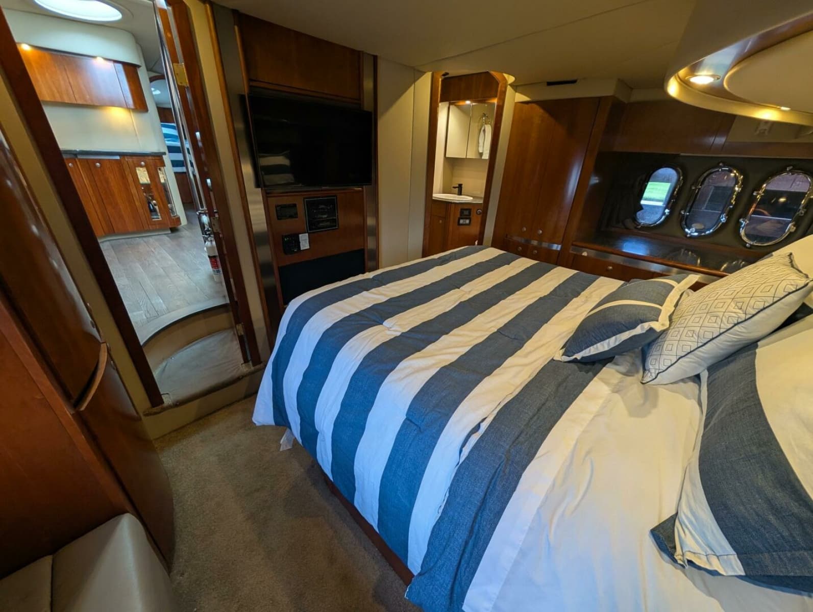2007 Cruisers Yachts 520 Express - Photo 50